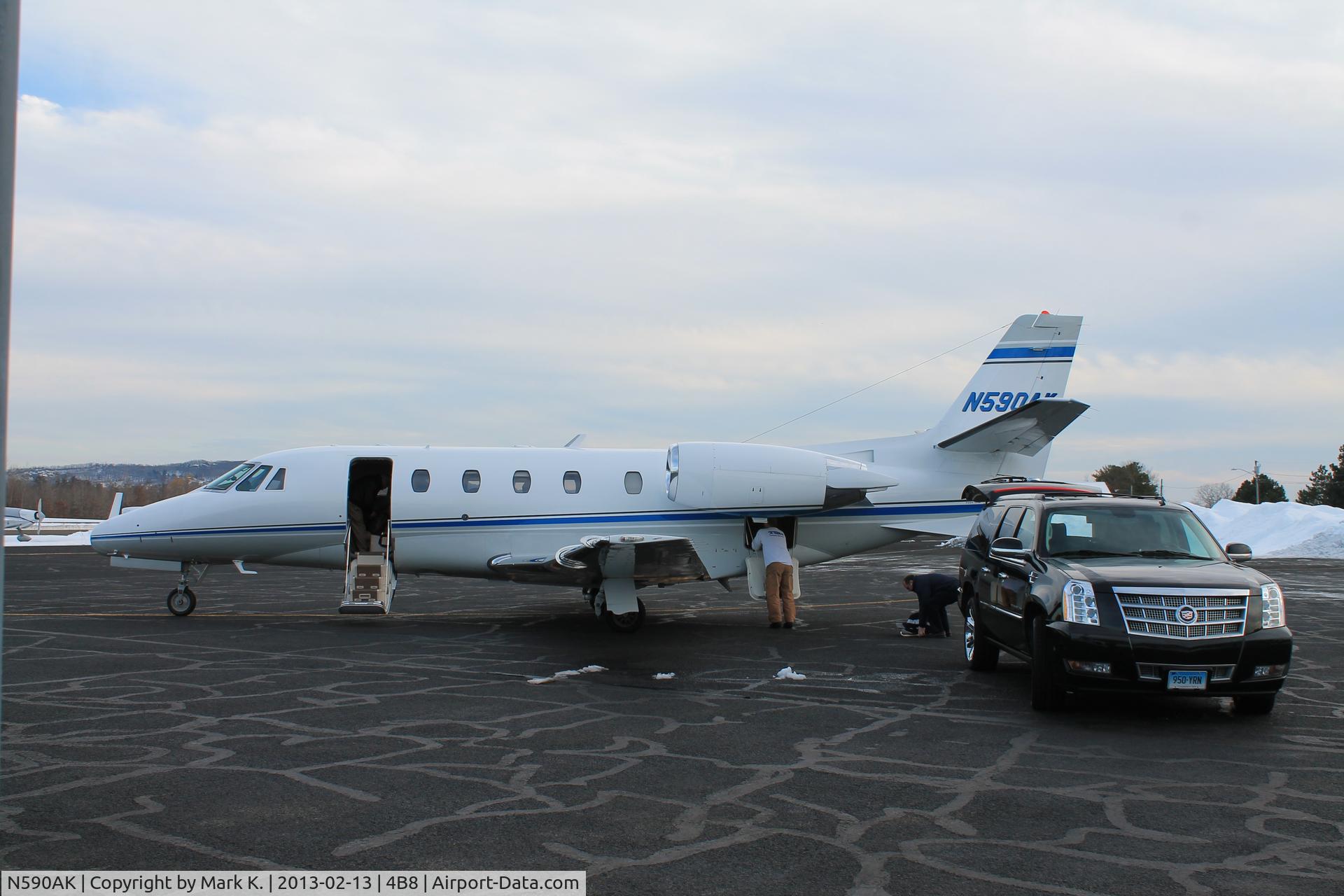 N590AK, 1999 Cessna 560XL Citation Excel C/N 560-5038, Citation N590AK unloading the cargo and passengers at Robertson.