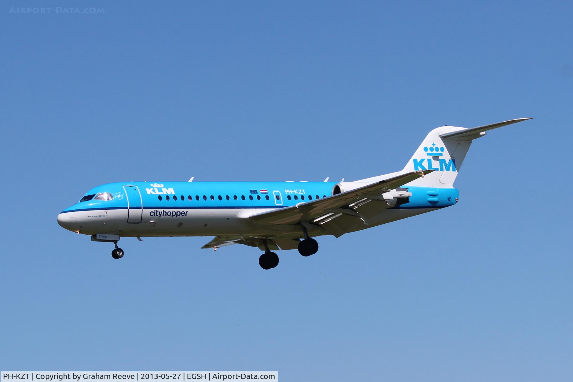 PH-KZT, 1995 Fokker 70 (F-28-0070) C/N 11541, On finals to runway 27.