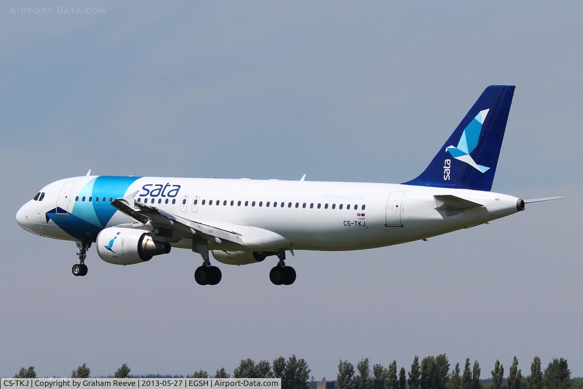 CS-TKJ, 1998 Airbus A320-212 C/N 795, About to land on runway 27.