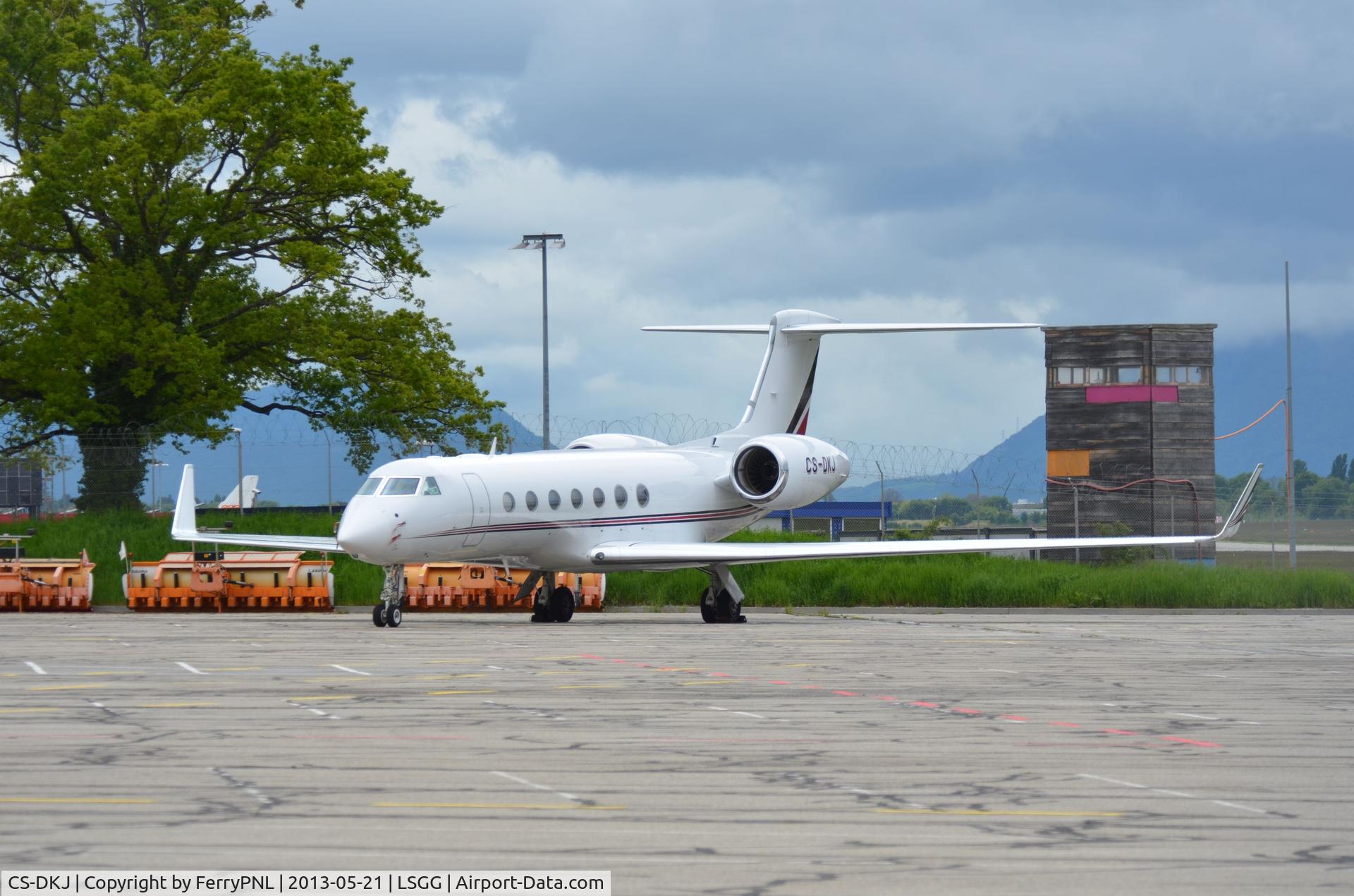 CS-DKJ, 2008 Gulfstream Aerospace V-SP G550 C/N 5174, Netjets G5 parked in GVA