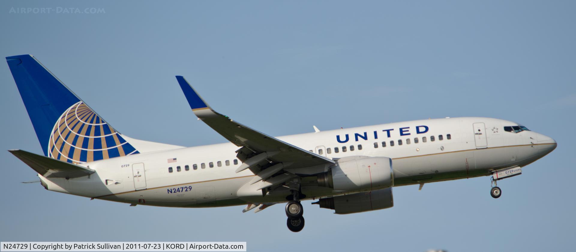 N24729, 1999 Boeing 737-724 C/N 28945, Landing KORD 14R