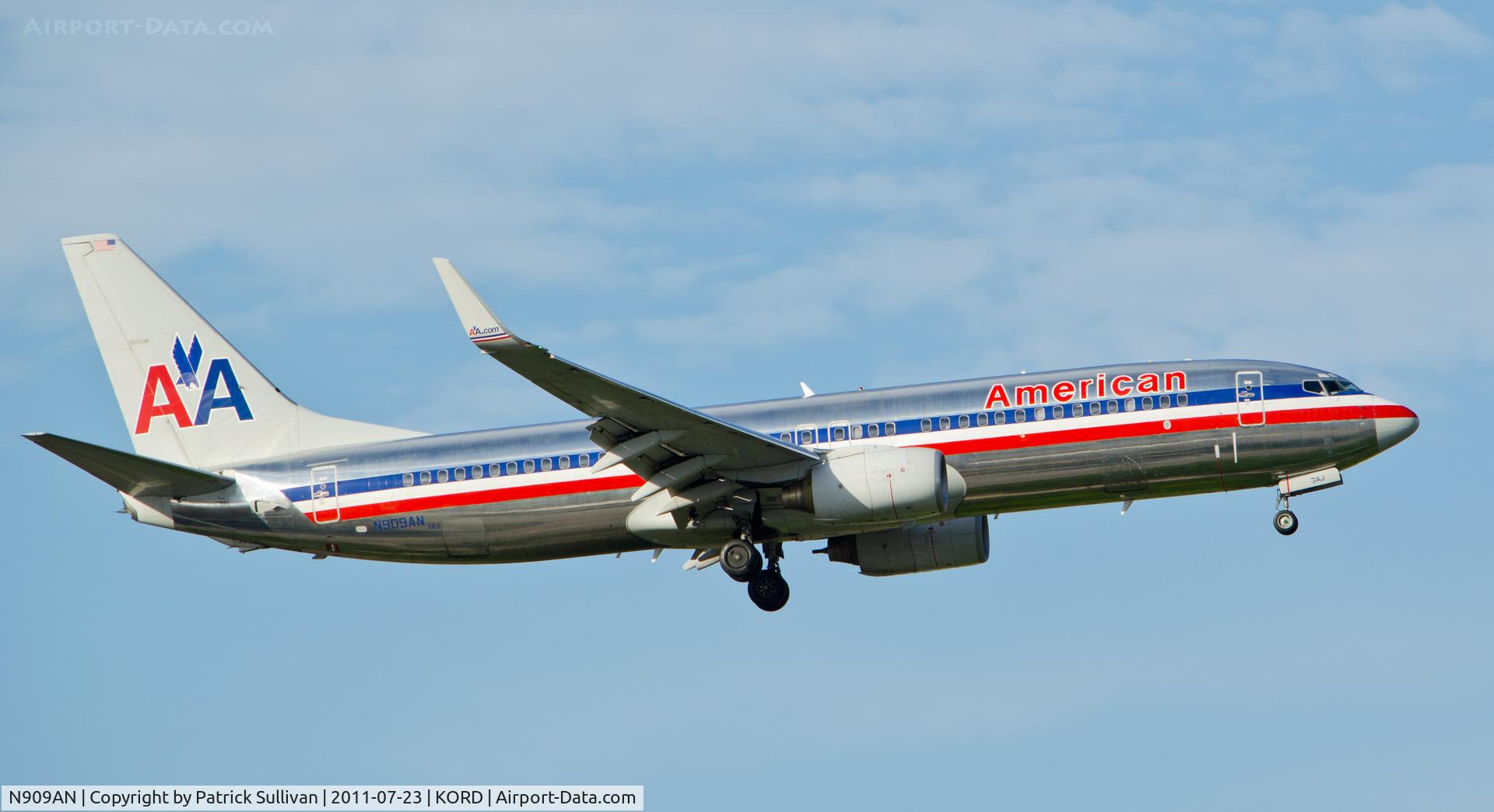 N909AN, 1999 Boeing 737-823 C/N 29511, Landing KORD 14R