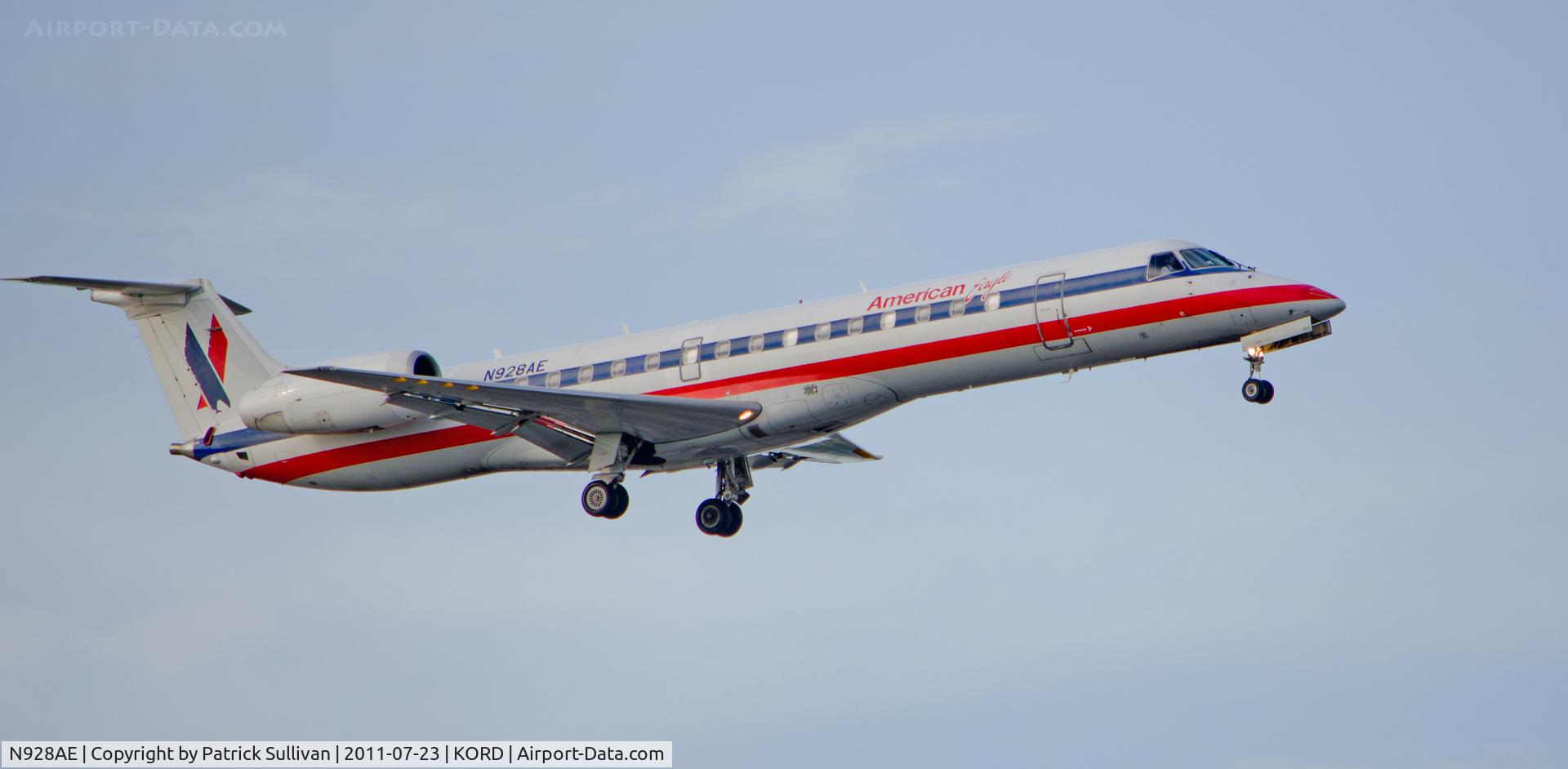 N928AE, 2005 Embraer Embraer EMB-145LR C/N 14500911, Twilight Landing Chicago O'Hare 14R