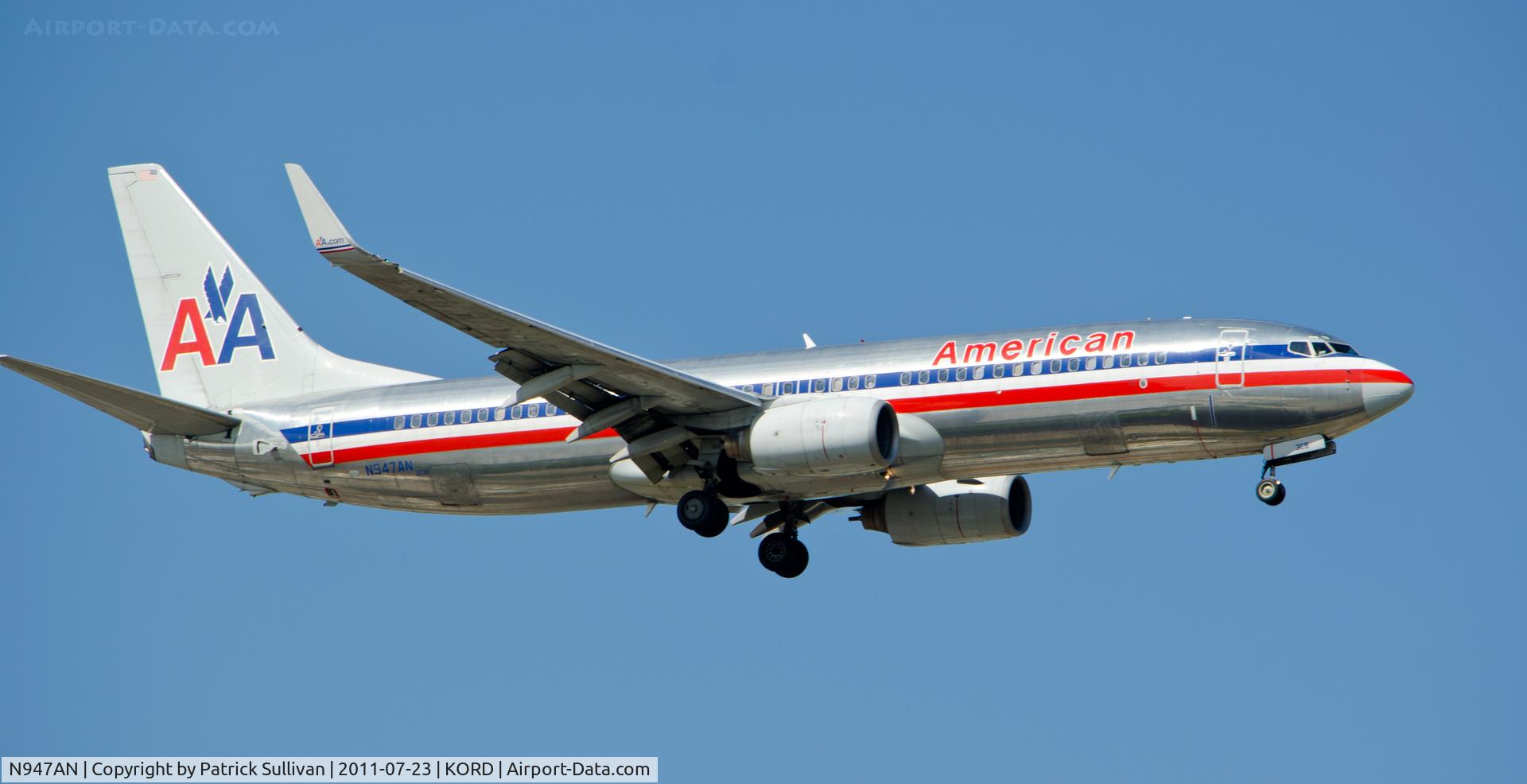 N947AN, 2000 Boeing 737-823 C/N 29536, Landing Chicago O'Hare 14R