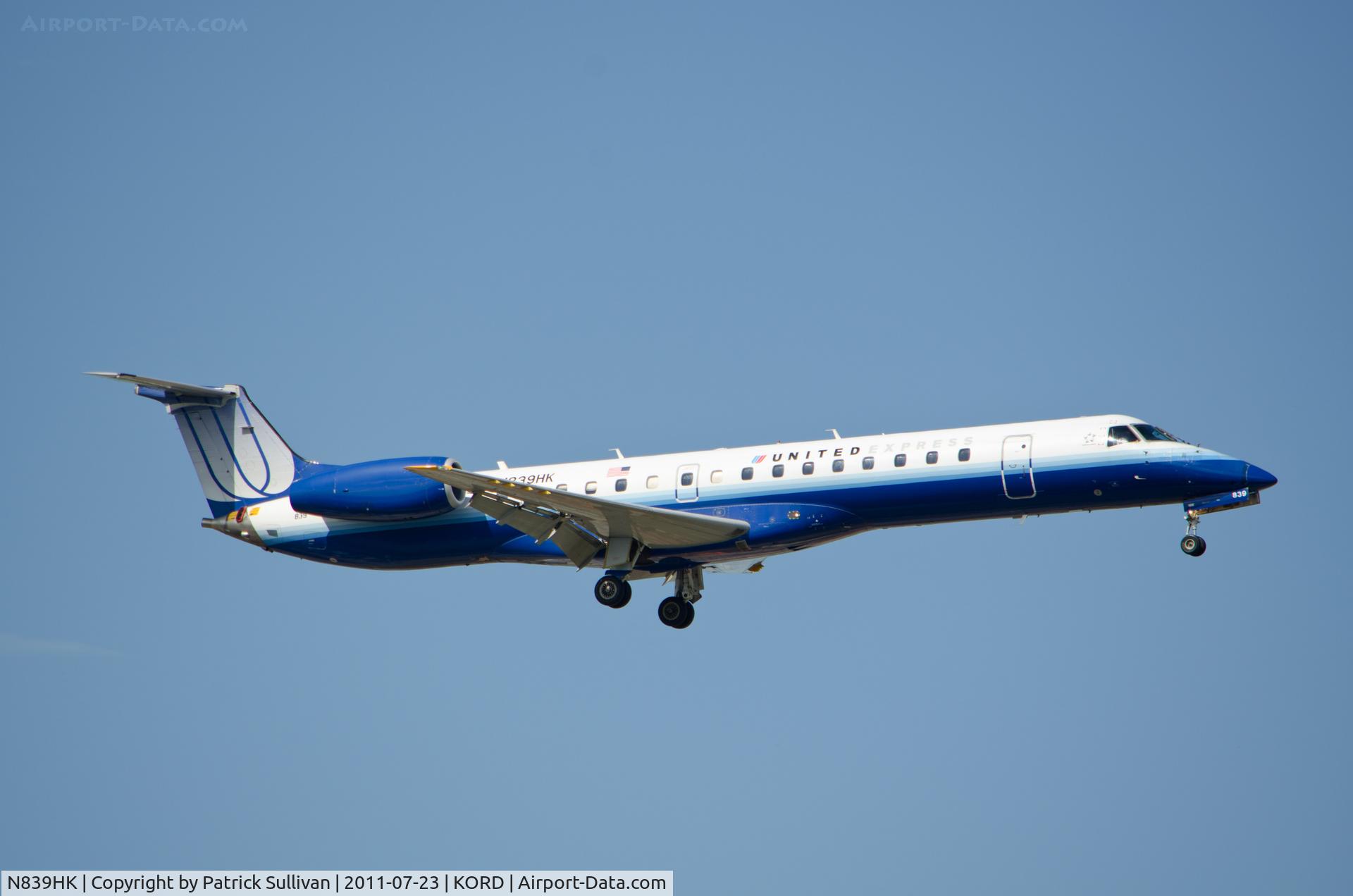 N839HK, 2004 Embraer ERJ-145LR (EMB-145LR) C/N 14500829, Landing Chicago O'Hare 14R