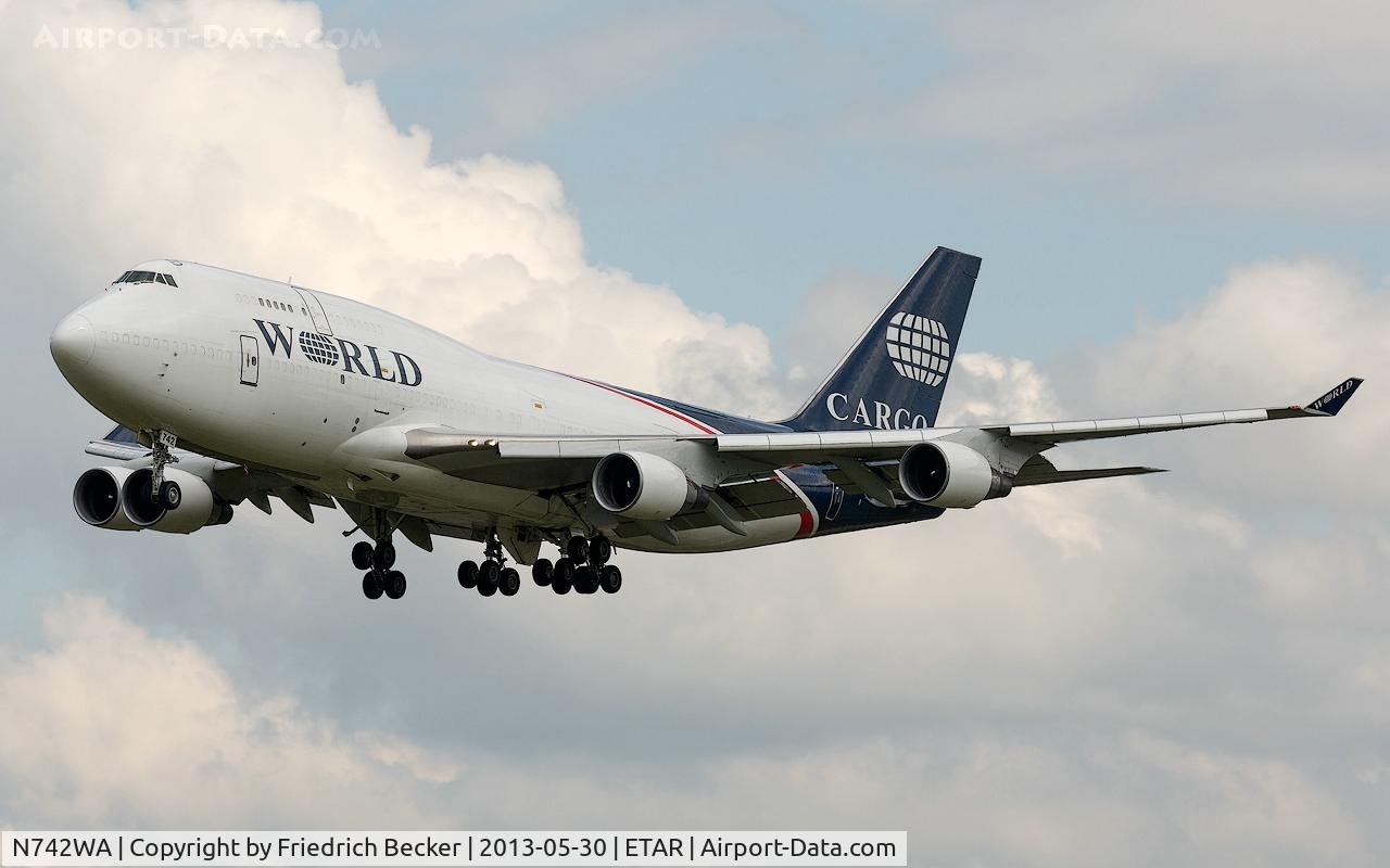 N742WA, 1995 Boeing 747-412 C/N 27071, on final RW26