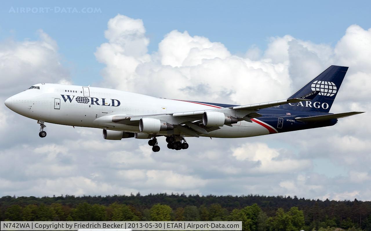 N742WA, 1995 Boeing 747-412 C/N 27071, on final RW26