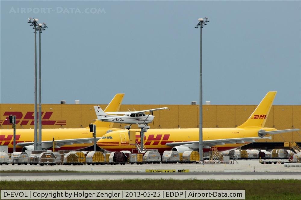 D-EVOL, 2005 Cessna 172S II C/N 172S9984, Flea on final approach between parcel carriers....