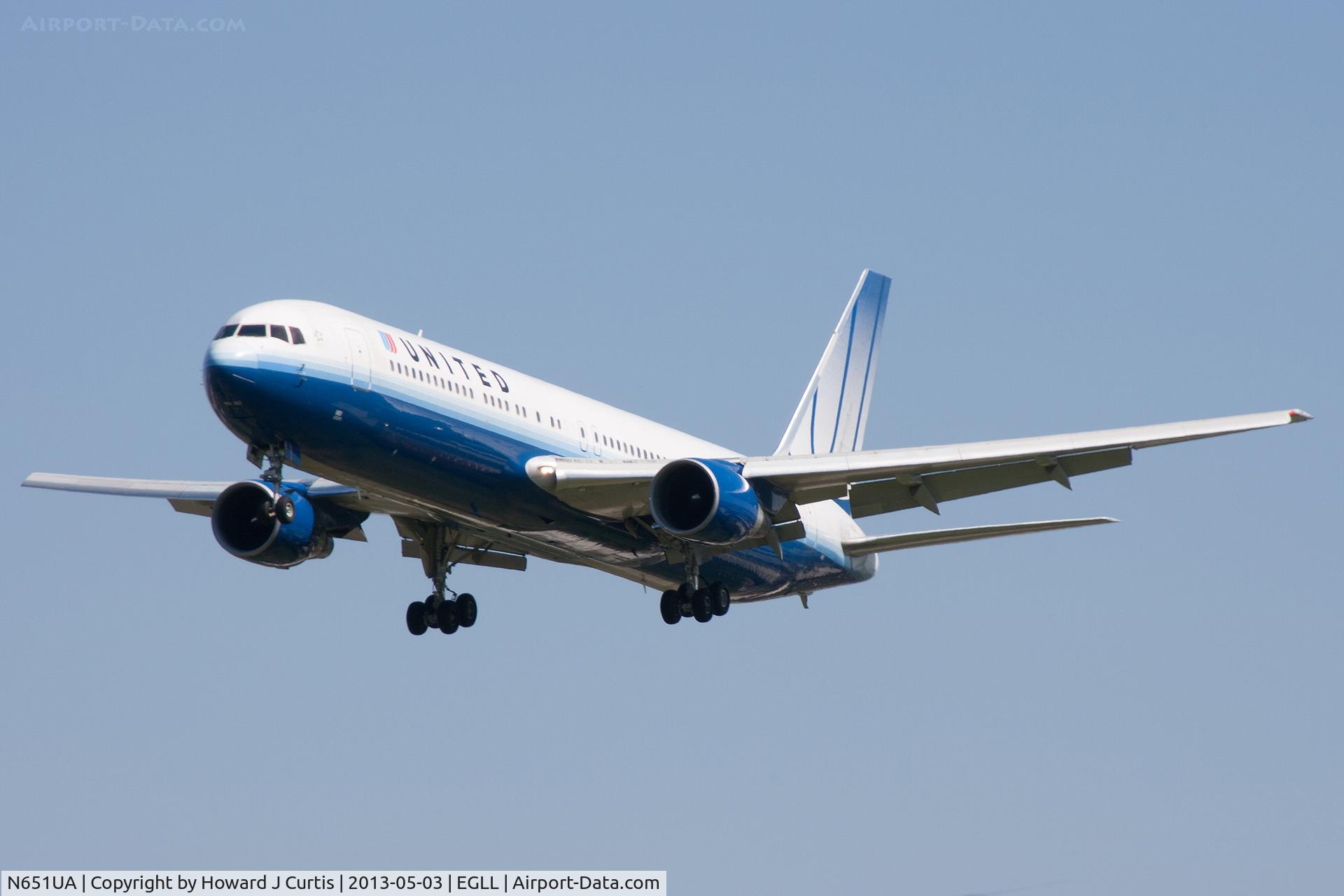 N651UA, 1992 Boeing 767-322 C/N 25389, United Airlines, on approach to runway 27L.