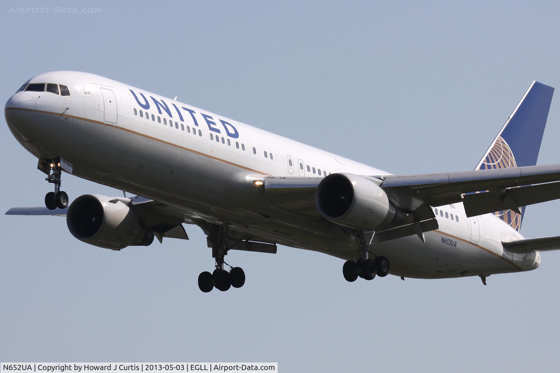 N652UA, 1992 Boeing 767-322 C/N 25390, United Airlines, on approach to runway 27L.