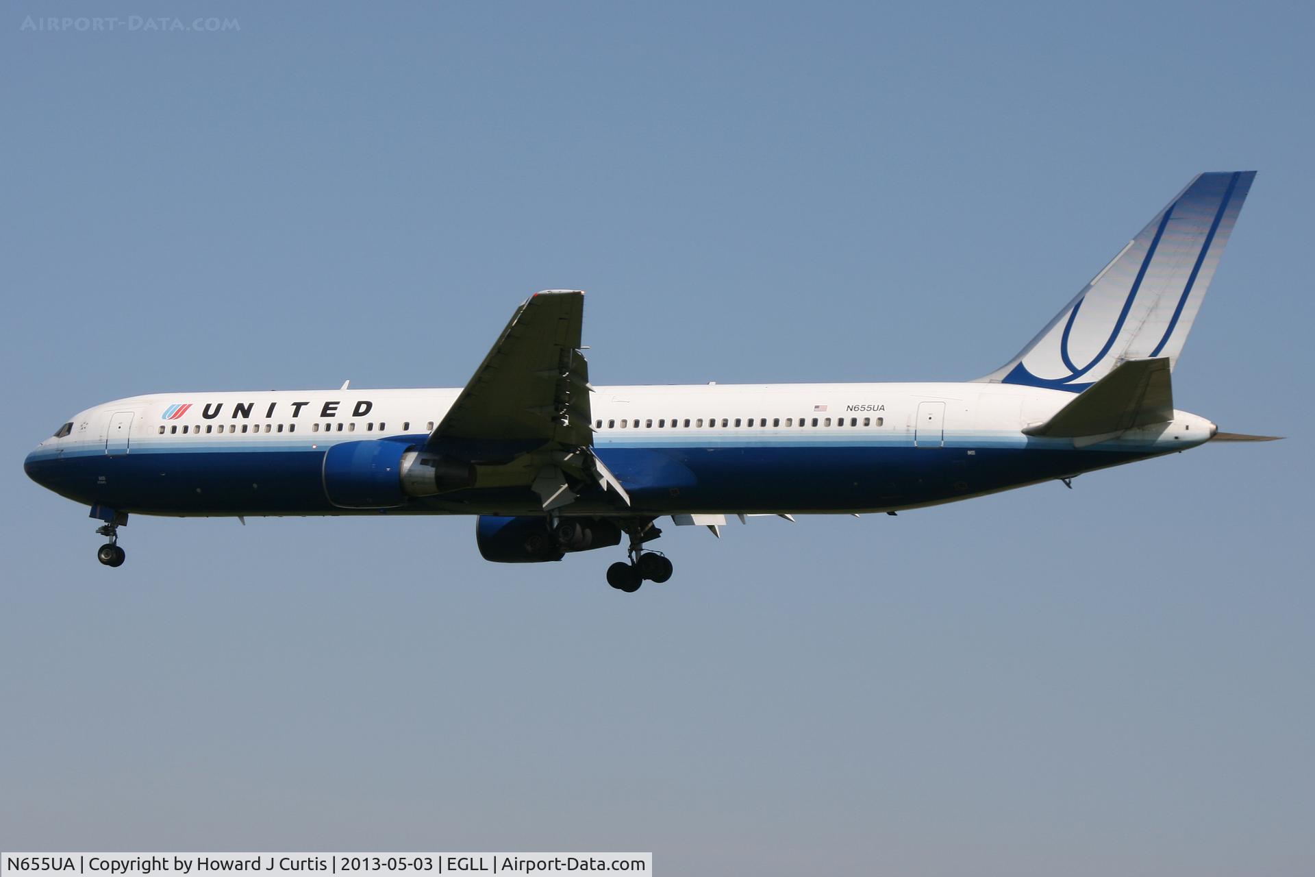 N655UA, 1992 Boeing 767-322/ER C/N 25393, United Airlines, on approach to runway 27L.