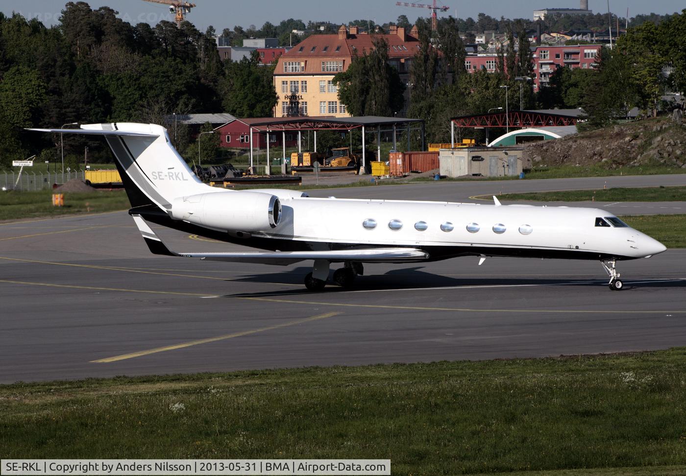 SE-RKL, 2009 Gulfstream Aerospace GV-SP (G550) C/N 5260, Lining up runway 12.