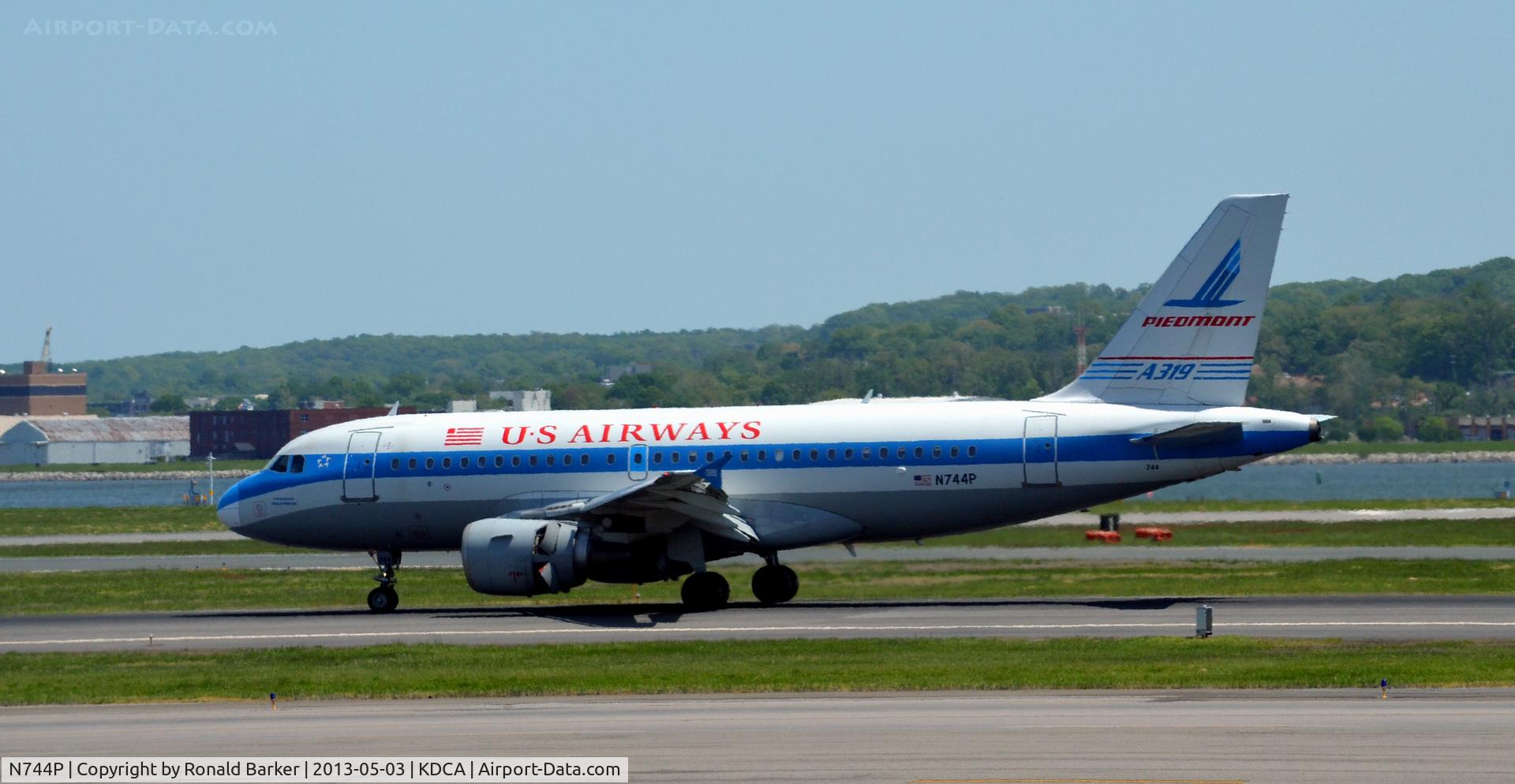 N744P, 2000 Airbus A319-112 C/N 1287, Landing roll DCA