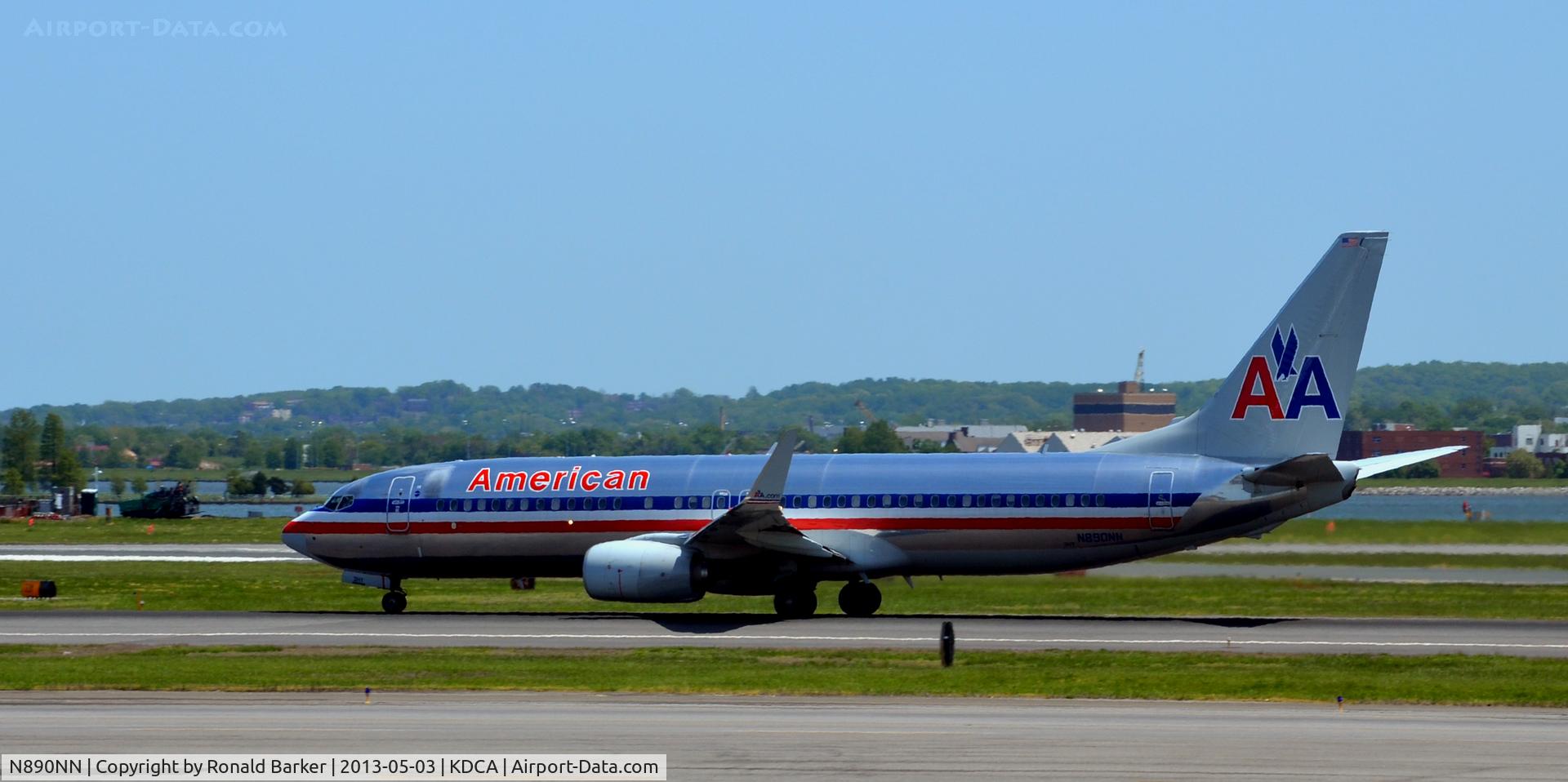 N890NN, 2012 Boeing 737-823 C/N 31143, Landing DCA
