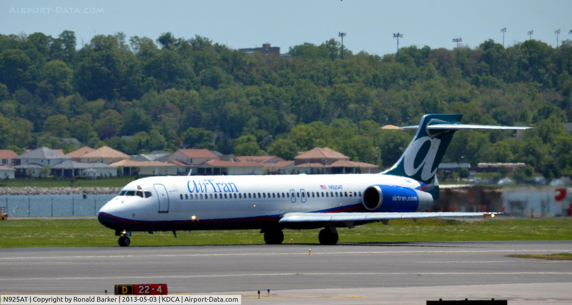 N925AT, 2000 Boeing 717-200 C/N 55079, Taxi DCA