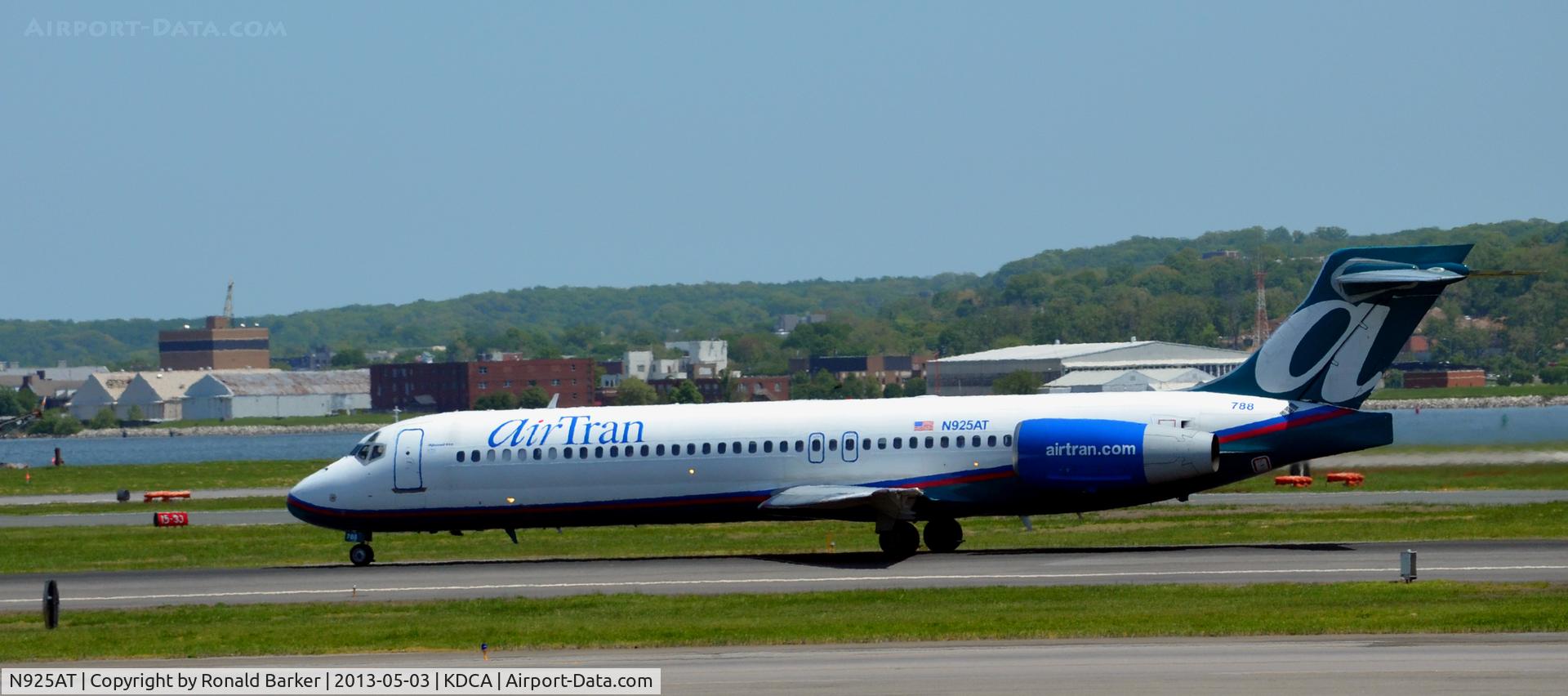 N925AT, 2000 Boeing 717-200 C/N 55079, Taxi DCA