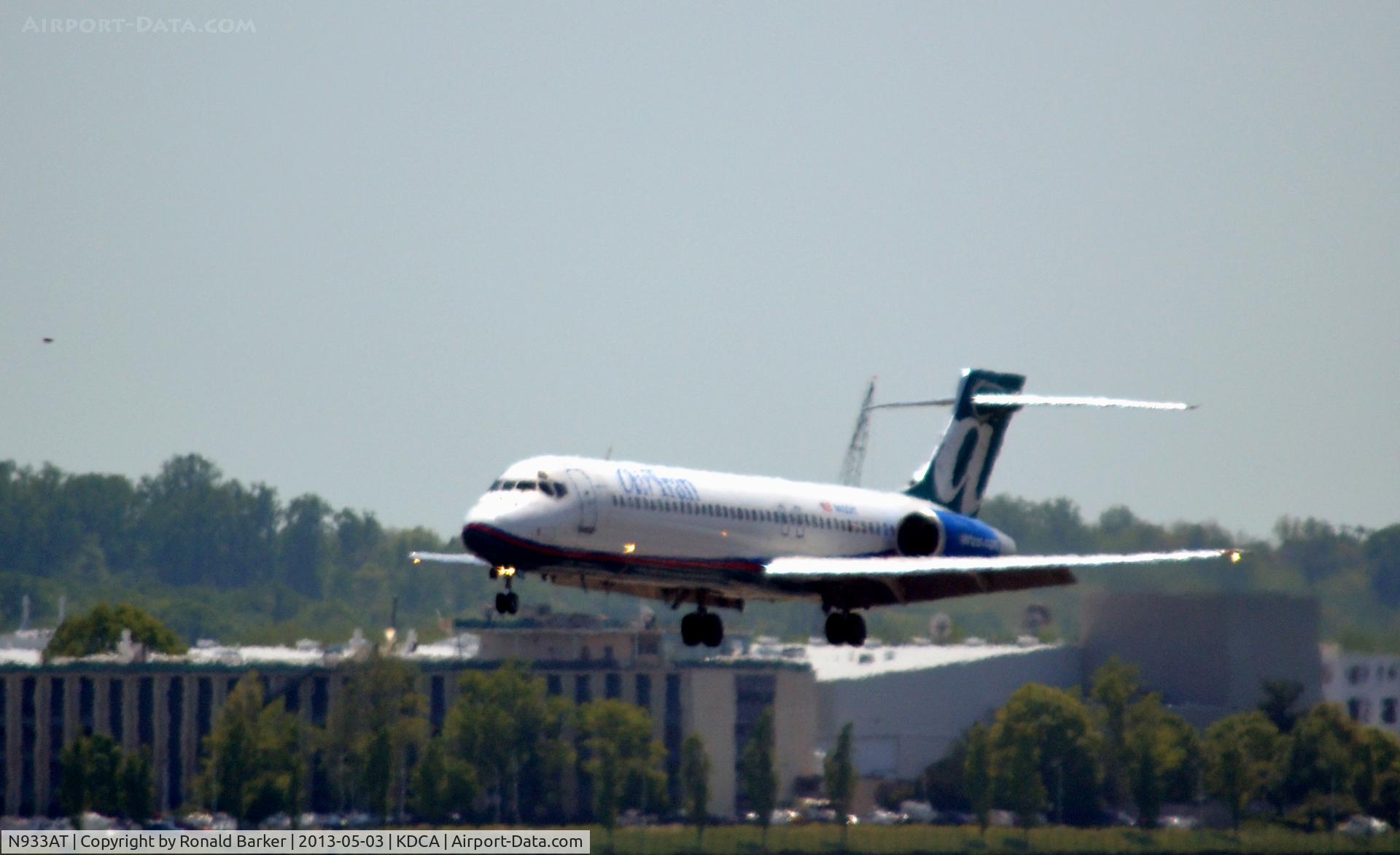 N933AT, 2000 Boeing 717-200 C/N 55071, Approach DCA