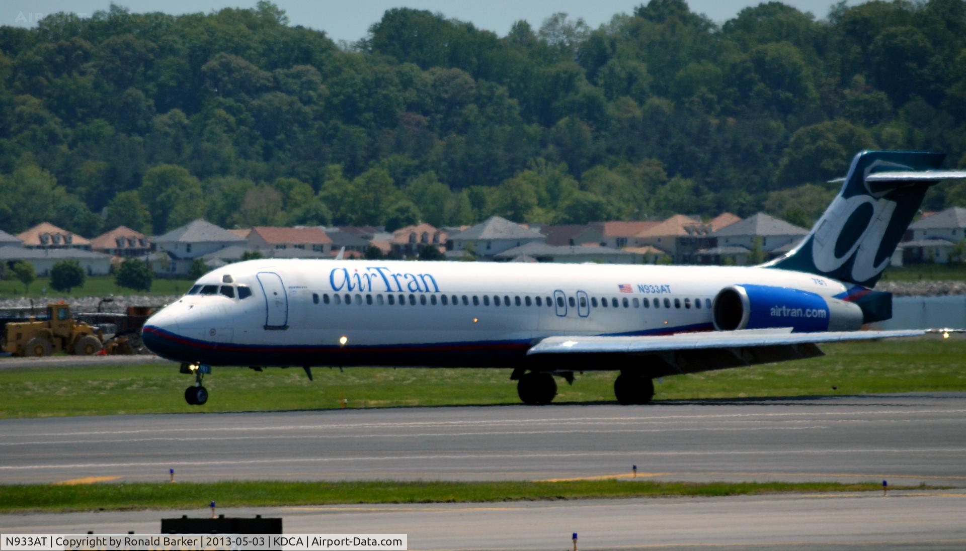 N933AT, 2000 Boeing 717-200 C/N 55071, Landing 