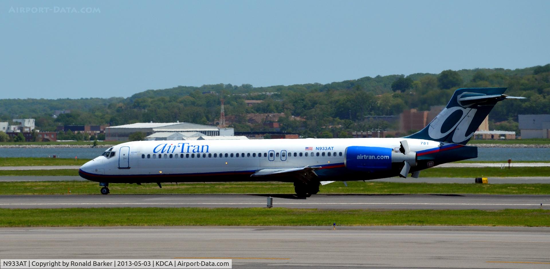 N933AT, 2000 Boeing 717-200 C/N 55071, Landing roll 