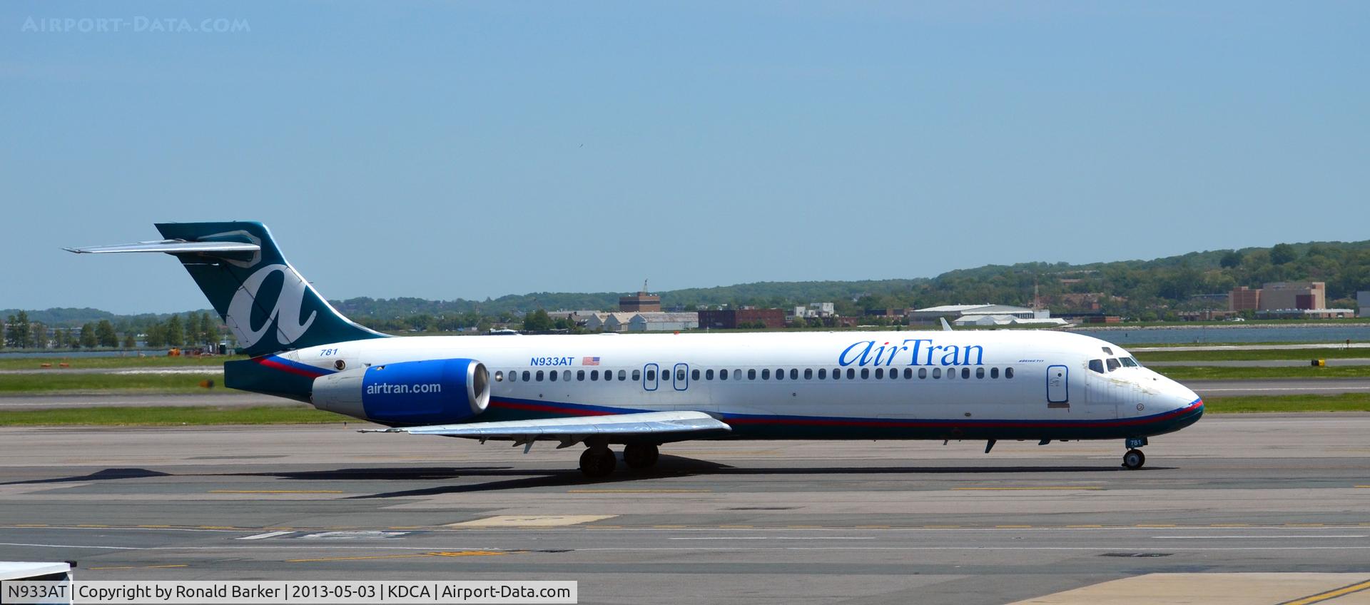 N933AT, 2000 Boeing 717-200 C/N 55071, Taxi DCA