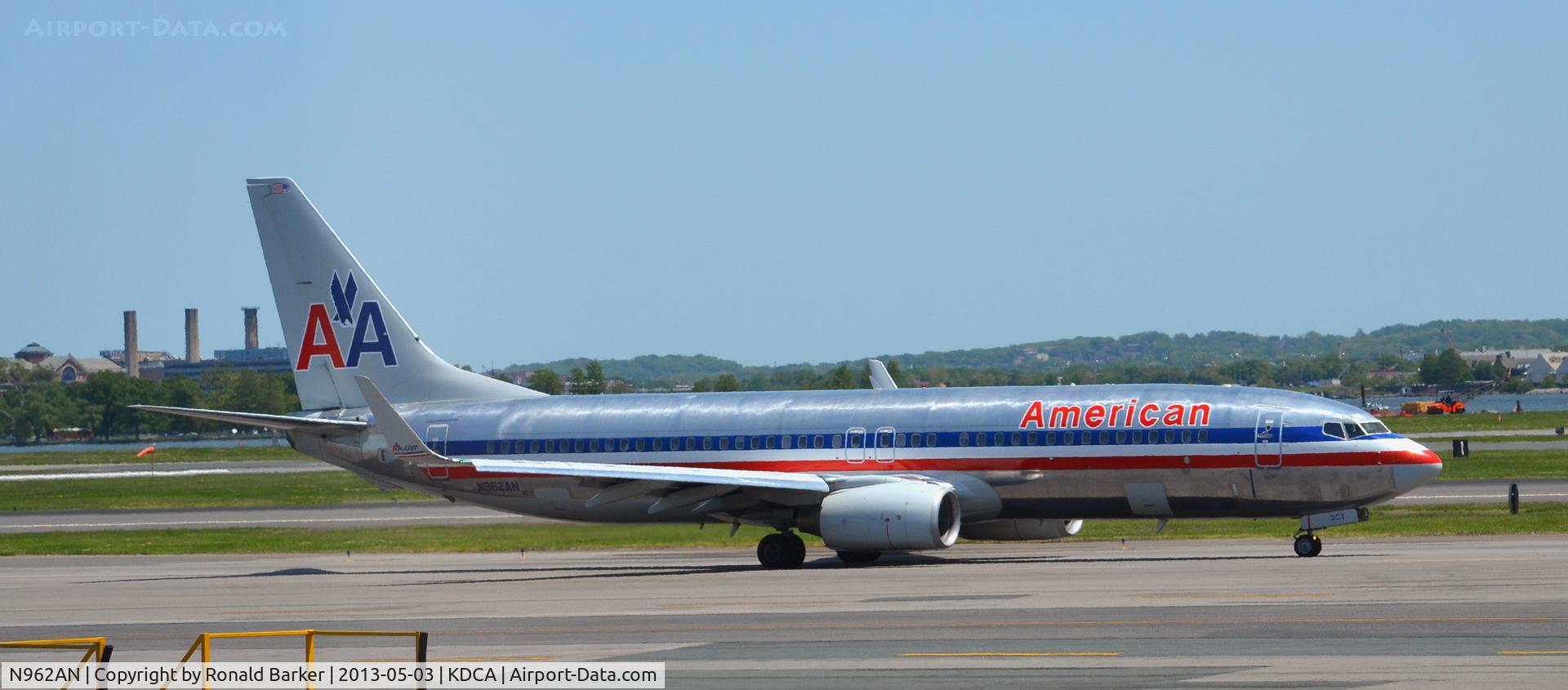 N962AN, 2001 Boeing 737-823 C/N 30858, Taxi DCA