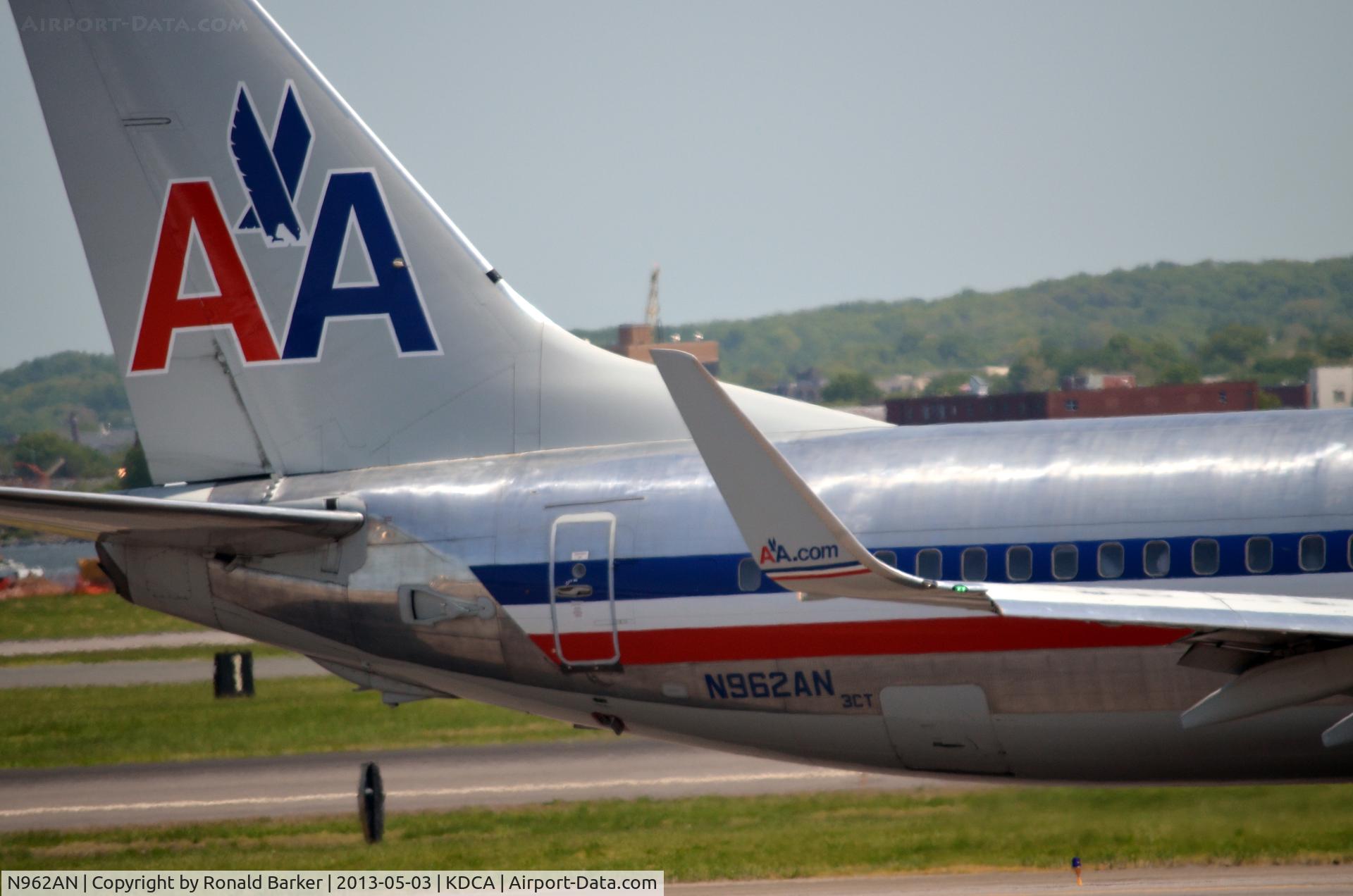 N962AN, 2001 Boeing 737-823 C/N 30858, Taxi DCA