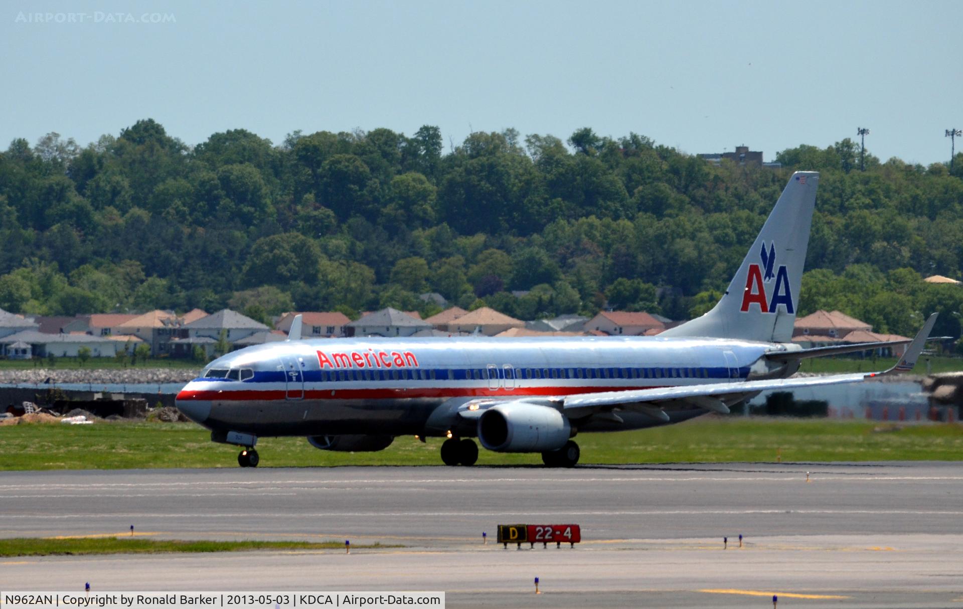 N962AN, 2001 Boeing 737-823 C/N 30858, Takeoff DCA