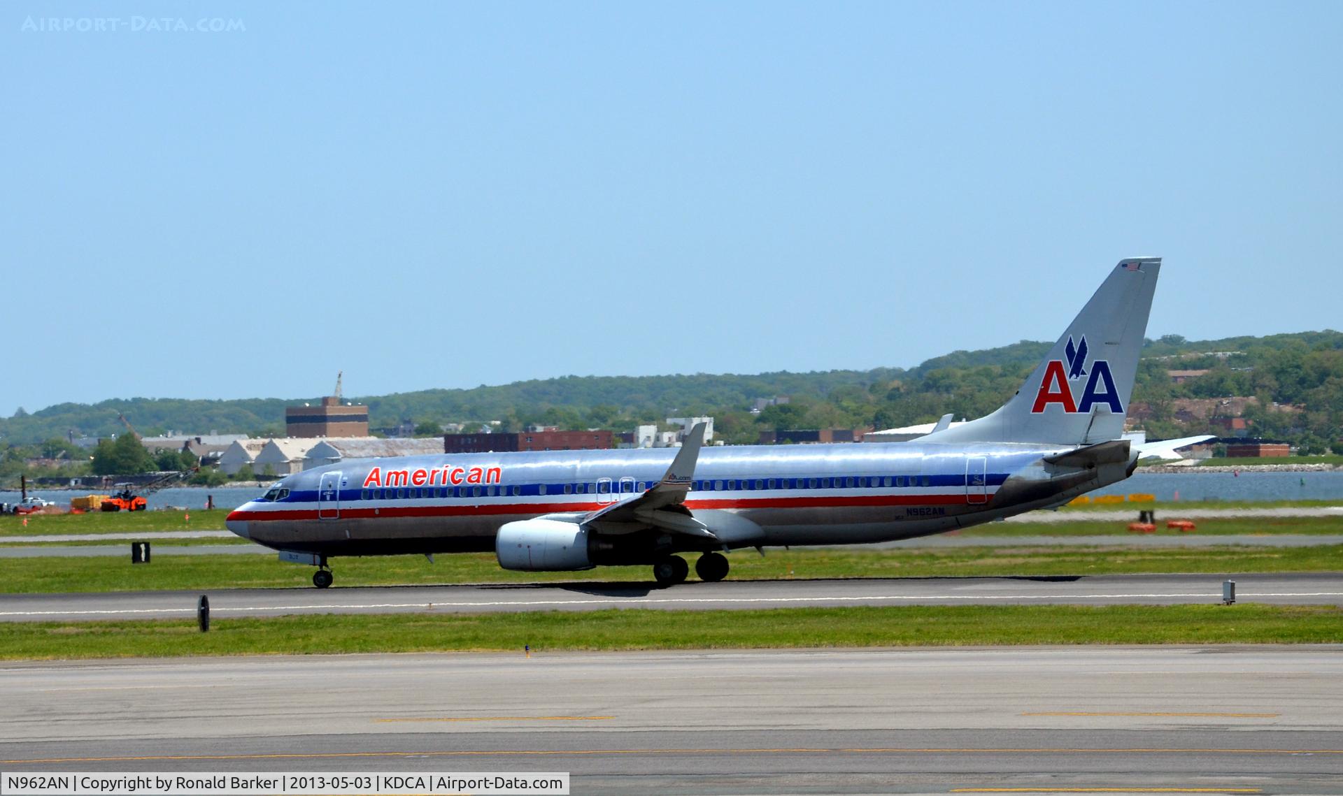 N962AN, 2001 Boeing 737-823 C/N 30858, Takeoff roll DCA