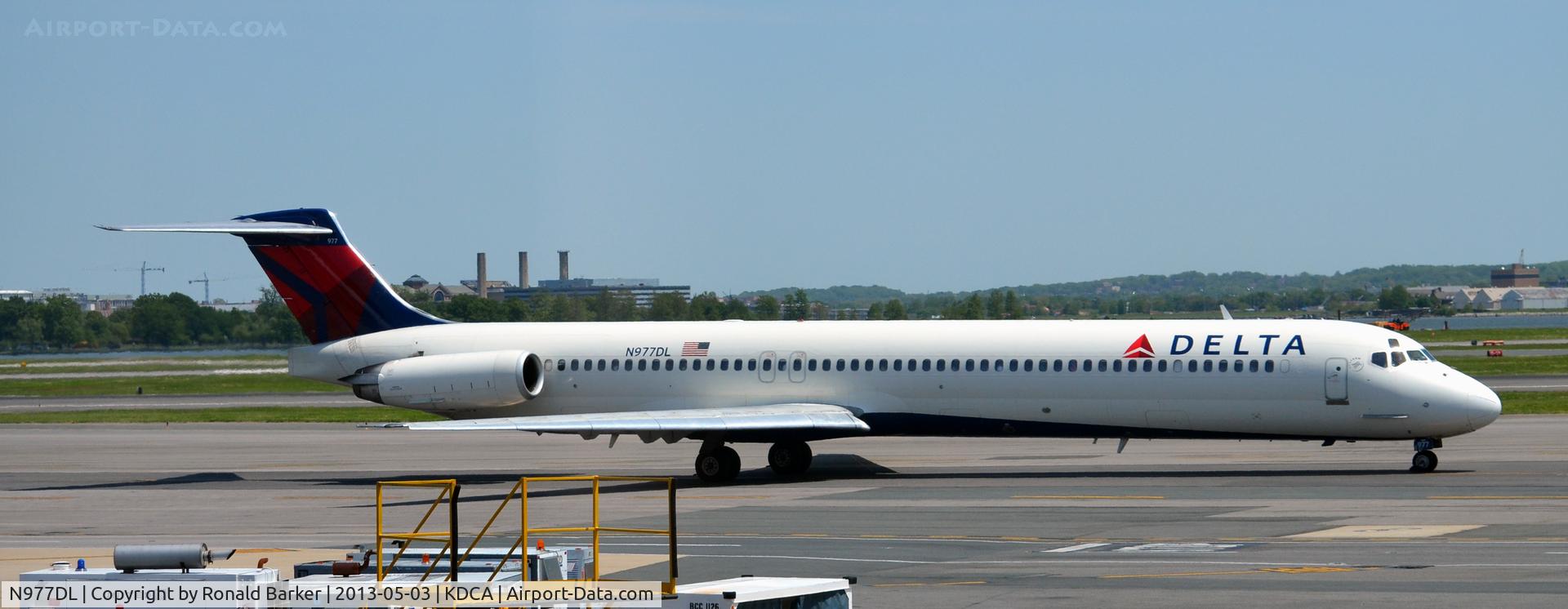 N977DL, 1991 McDonnell Douglas MD-88 C/N 53258, Taxi DCA