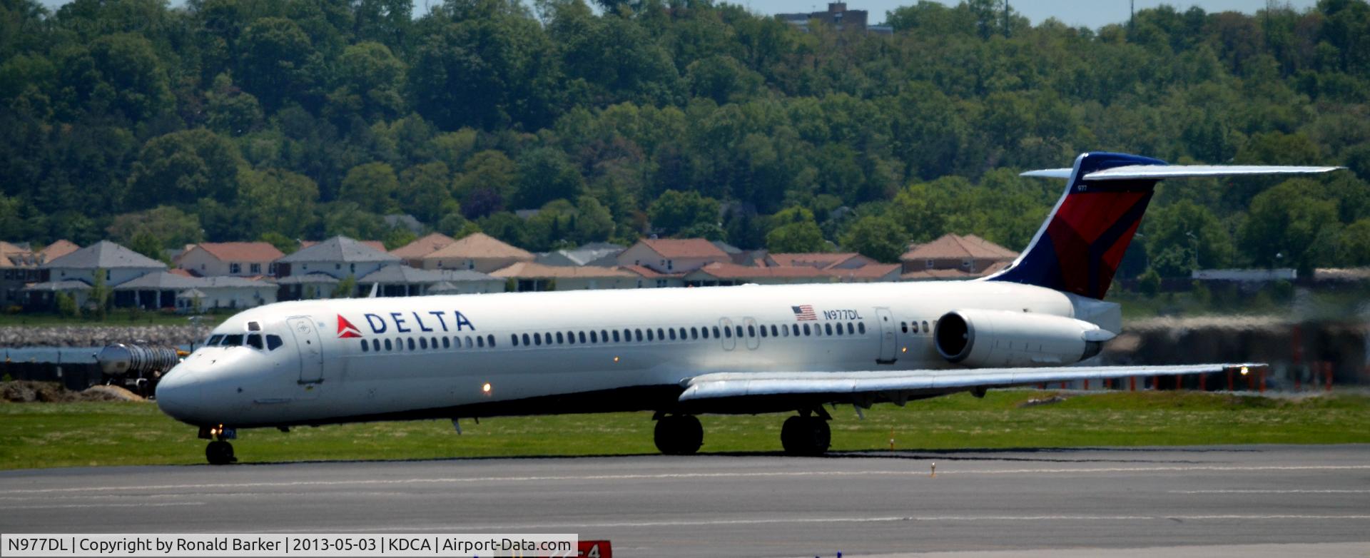 N977DL, 1991 McDonnell Douglas MD-88 C/N 53258, Takeoff DCA