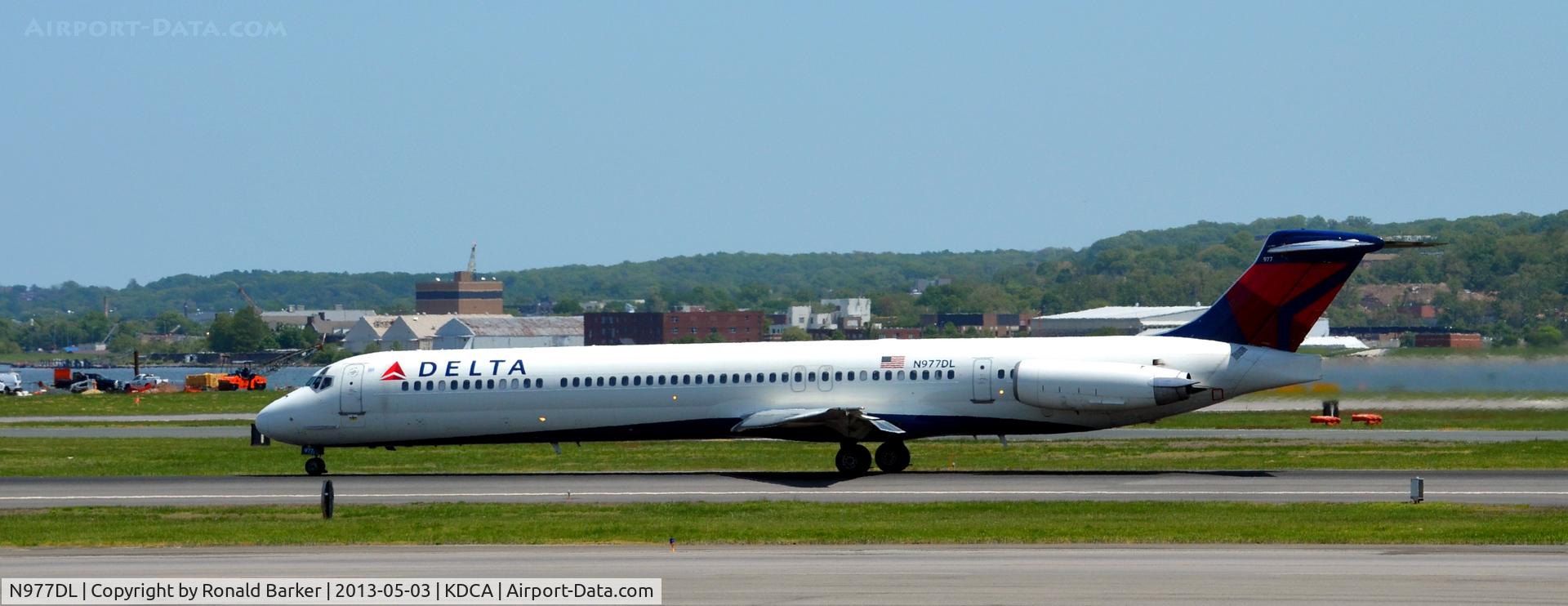 N977DL, 1991 McDonnell Douglas MD-88 C/N 53258, Takeoff roll DCA