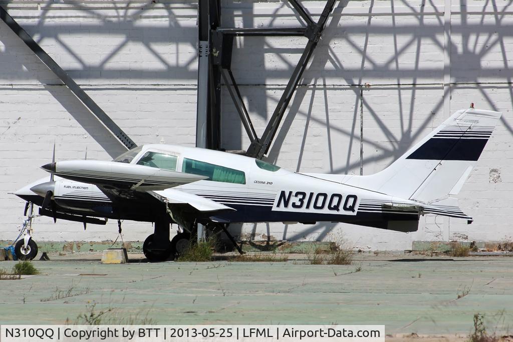 N310QQ, 1973 Cessna 310Q C/N 310Q0695, Parked