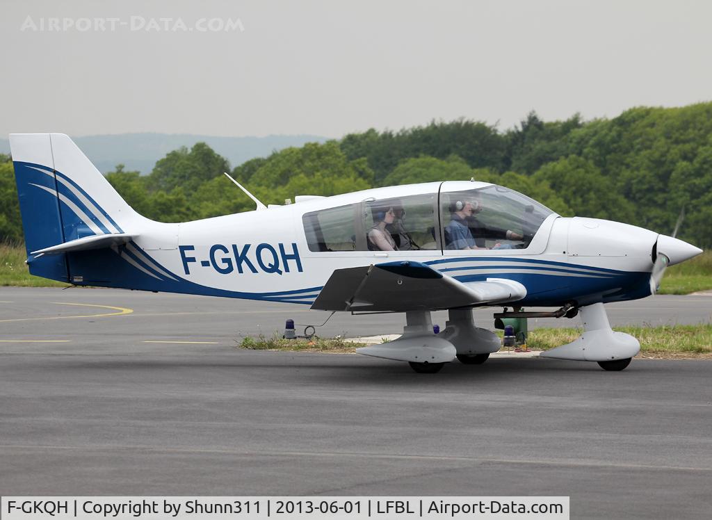 F-GKQH, Robin DR-400-140B Major C/N 2053, Arriving from a light flight during Airclub Open Day... new c/s for it ;)
