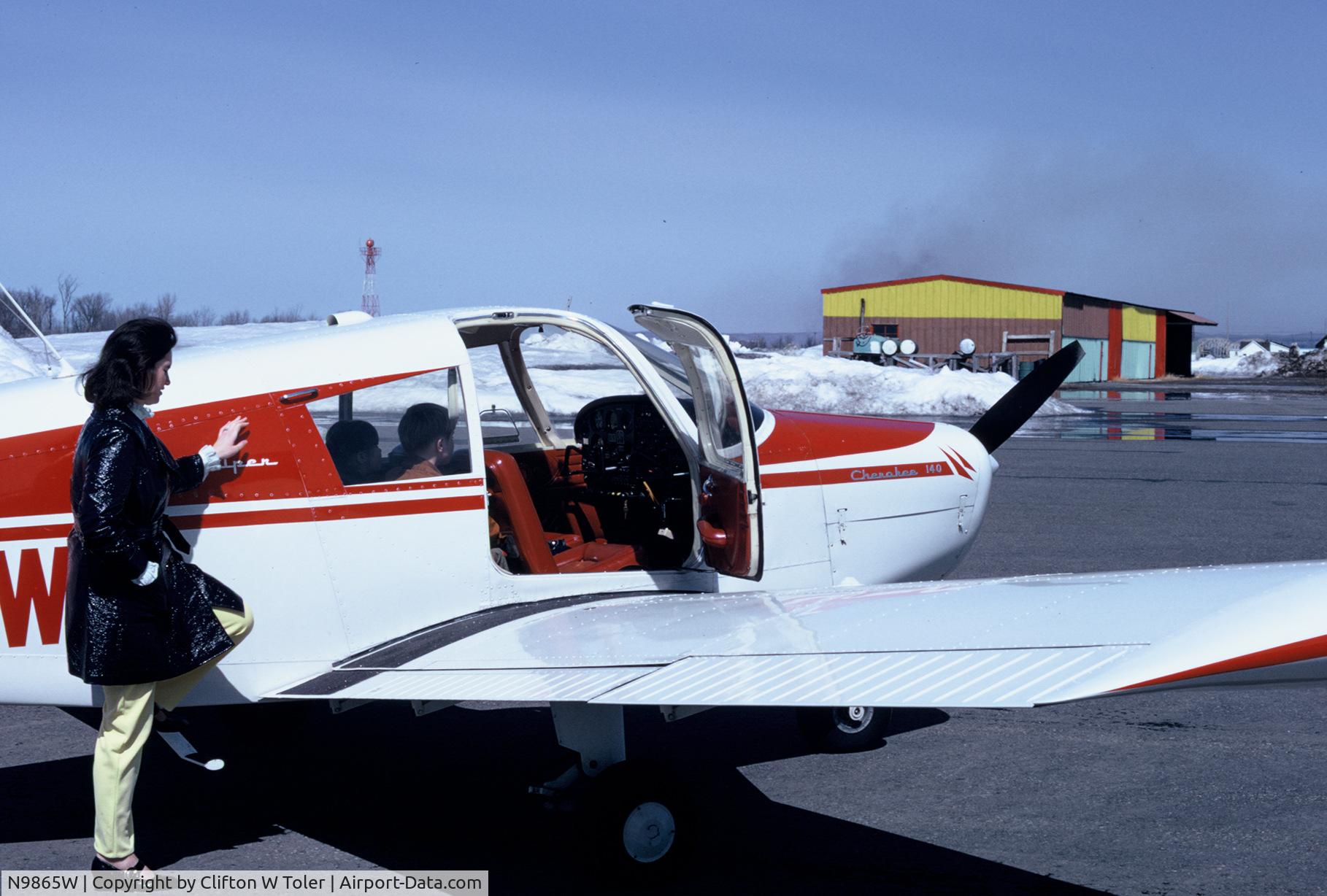 N9865W, 1967 Piper PA-28-140 C/N 28-23382, Sault Ste Marie, Michigan