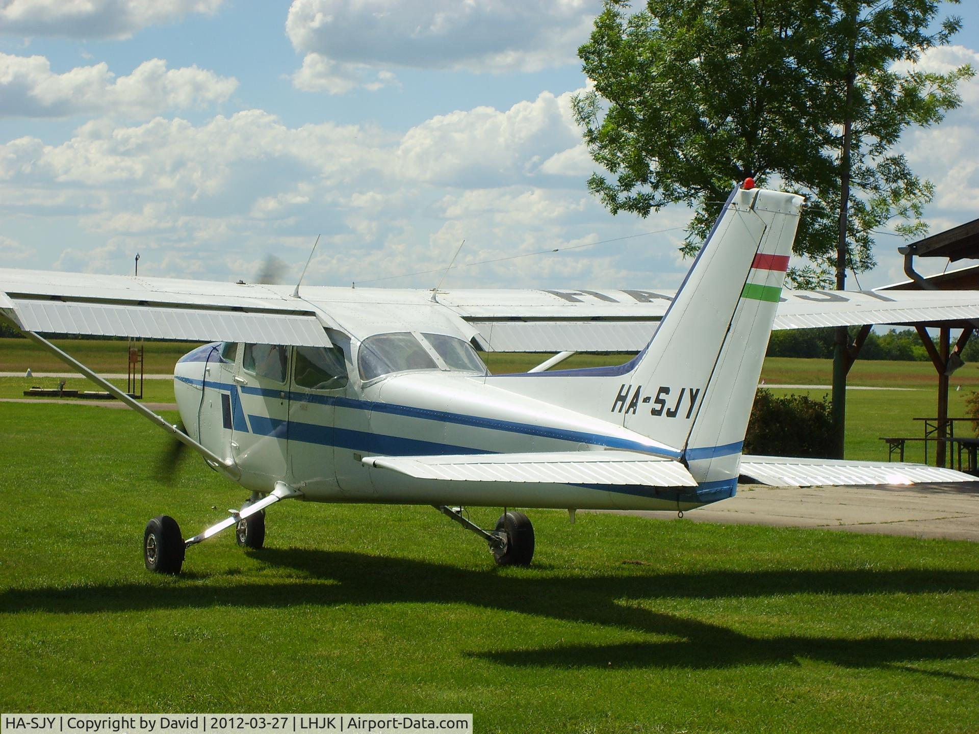 HA-SJY, Cessna 172N C/N 17268609, ready to taxí
