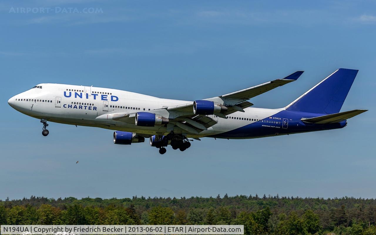 N194UA, 1997 Boeing 747-422 C/N 26892, on final RW26