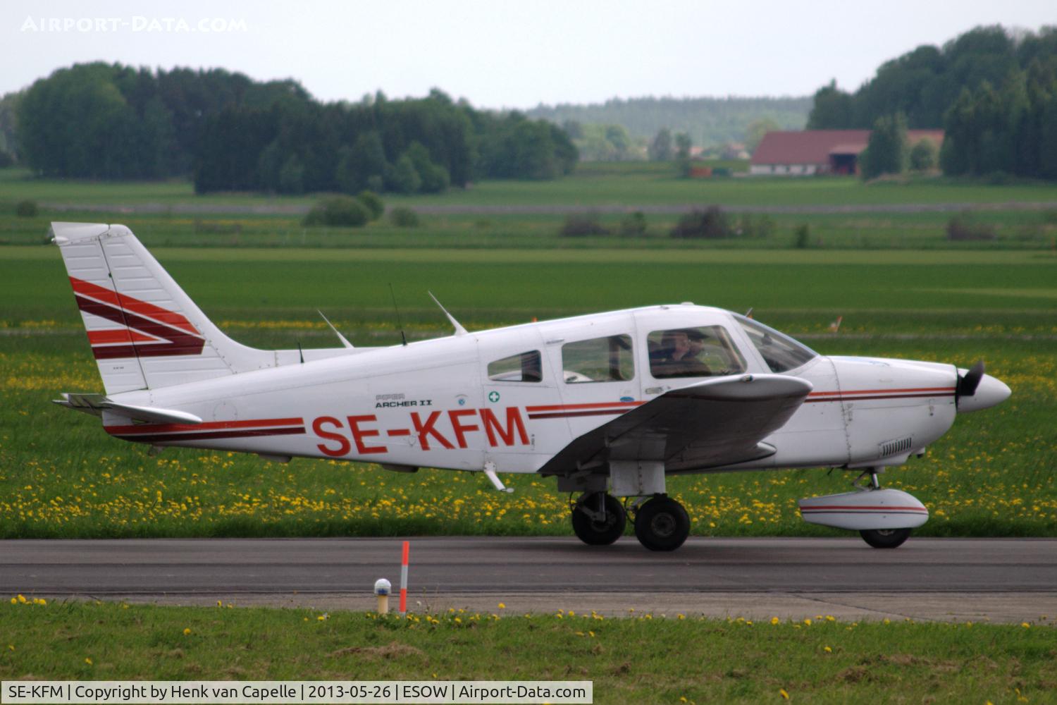 SE-KFM, 1981 Piper PA-28-181 Archer II C/N 28-8190196, Piper PA-28 taxying at Västerås Hässlö airport, Sweden.