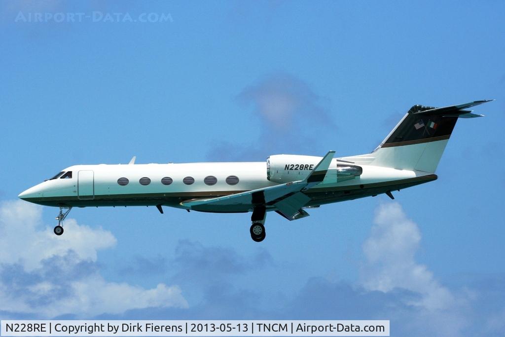 N228RE, 2001 Gulfstream Aerospace G-IV C/N 1438, Approaching rwy and on final.