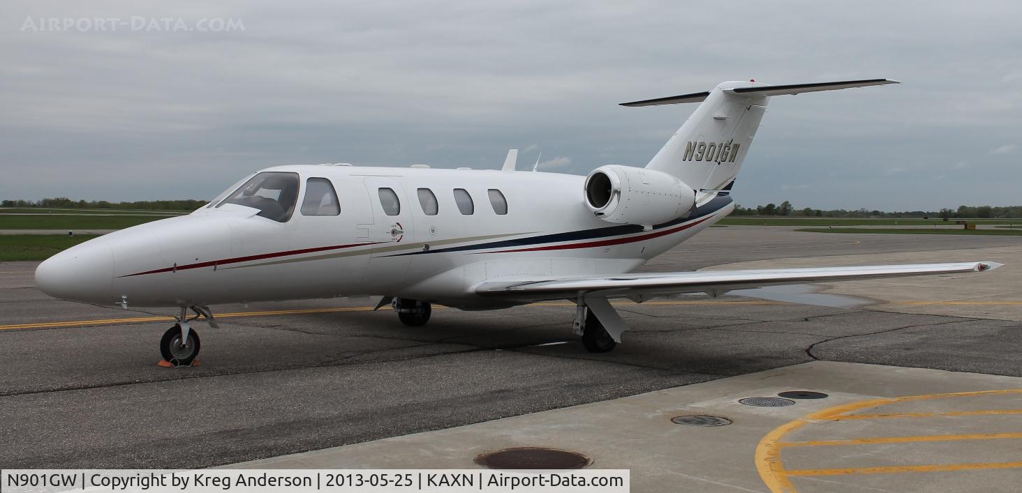 N901GW, 2001 Cessna 525 CitationJet CJ1 C/N 525-0470, Cessna 525 CitationJet at the fuel pumps.