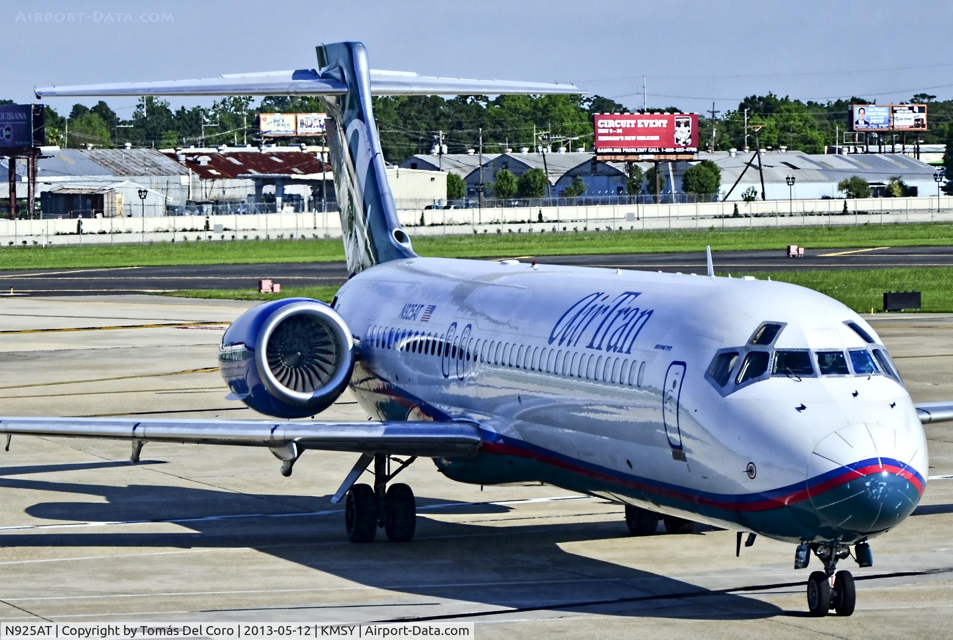 N925AT, 2000 Boeing 717-200 C/N 55079, N925AT AirTran Boeing 717-231 (788) (cn 55079/5042)

Louis Armstrong New Orleans International Airport (IATA: MSY, ICAO: KMSY, FAA LID: MSY)
TDelCoro
May 12, 2013