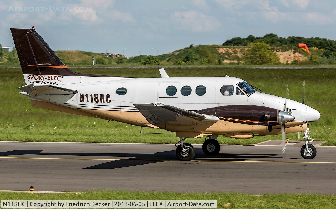 N118HC, Beech C90 King Air C/N LJ-648, taxying to the active