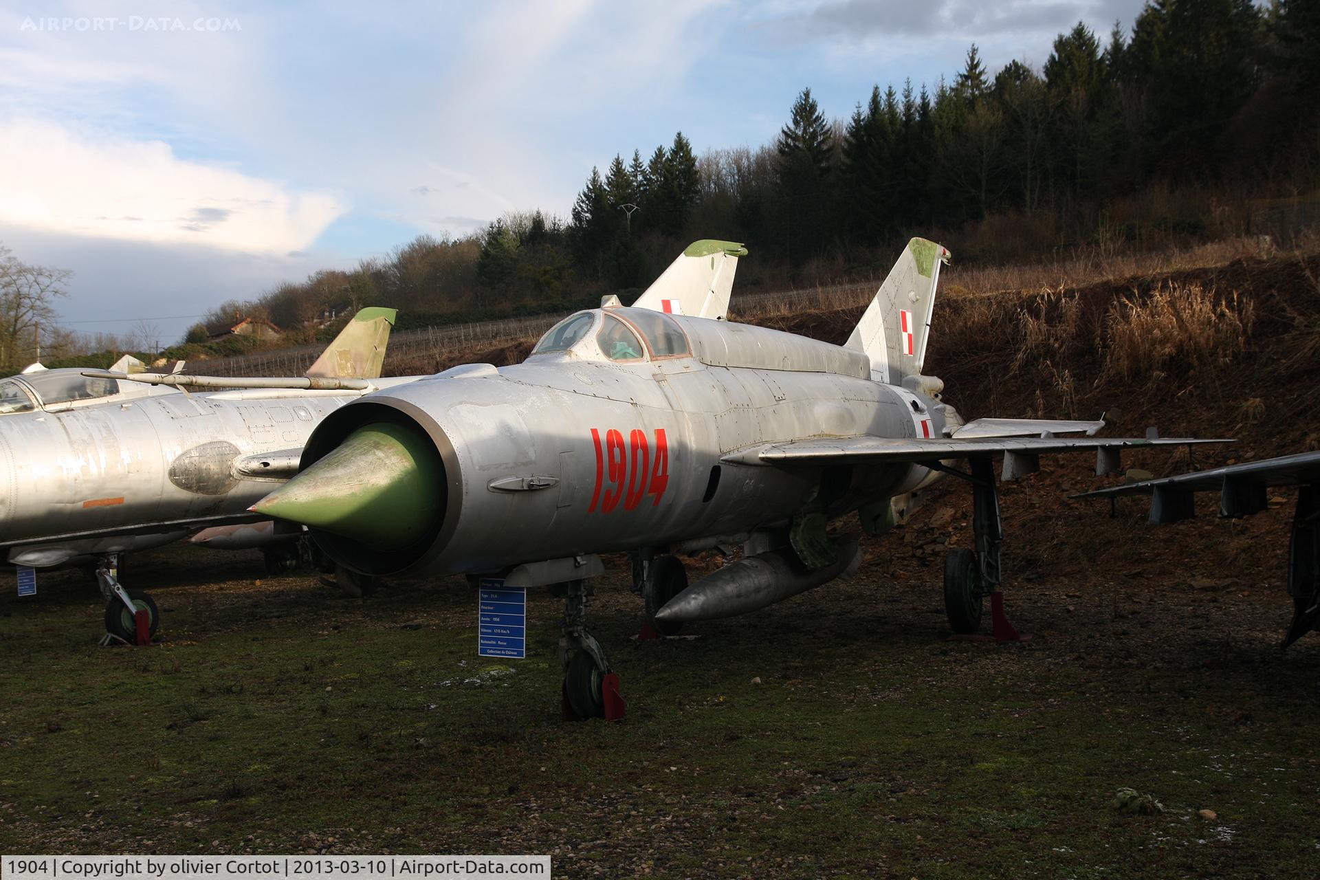 1904, Mikoyan-Gurevich MiG-21M C/N 961904, the sun goes down in burgundy...