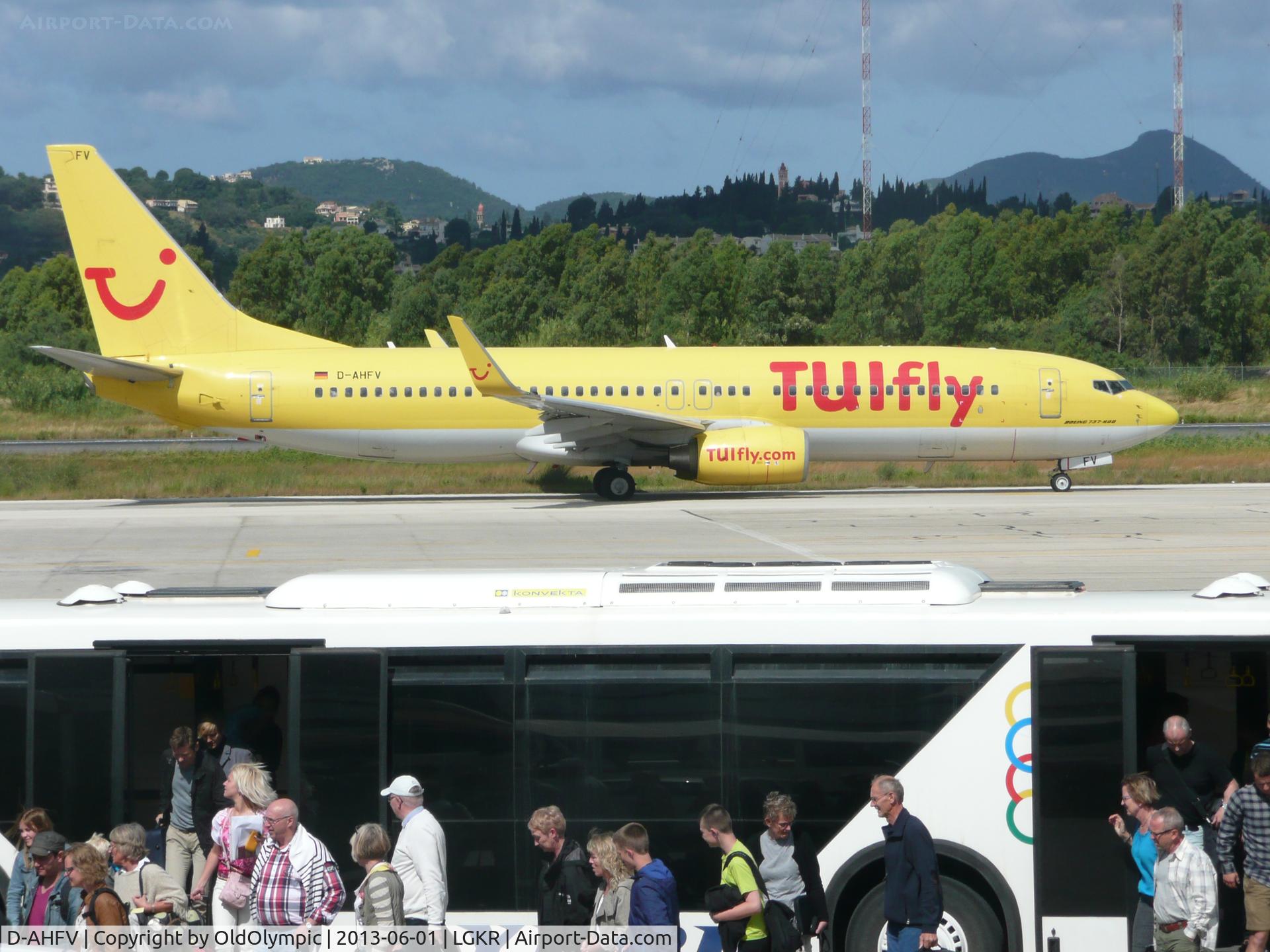 D-AHFV, 2000 Boeing 737-8K5 C/N 30415, Taxying for departure RW17