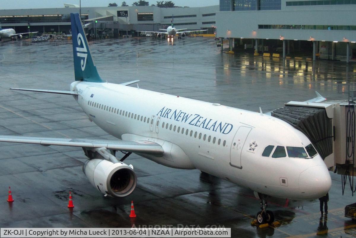 ZK-OJI, 2004 Airbus A320-232 C/N 2297, Auckland
