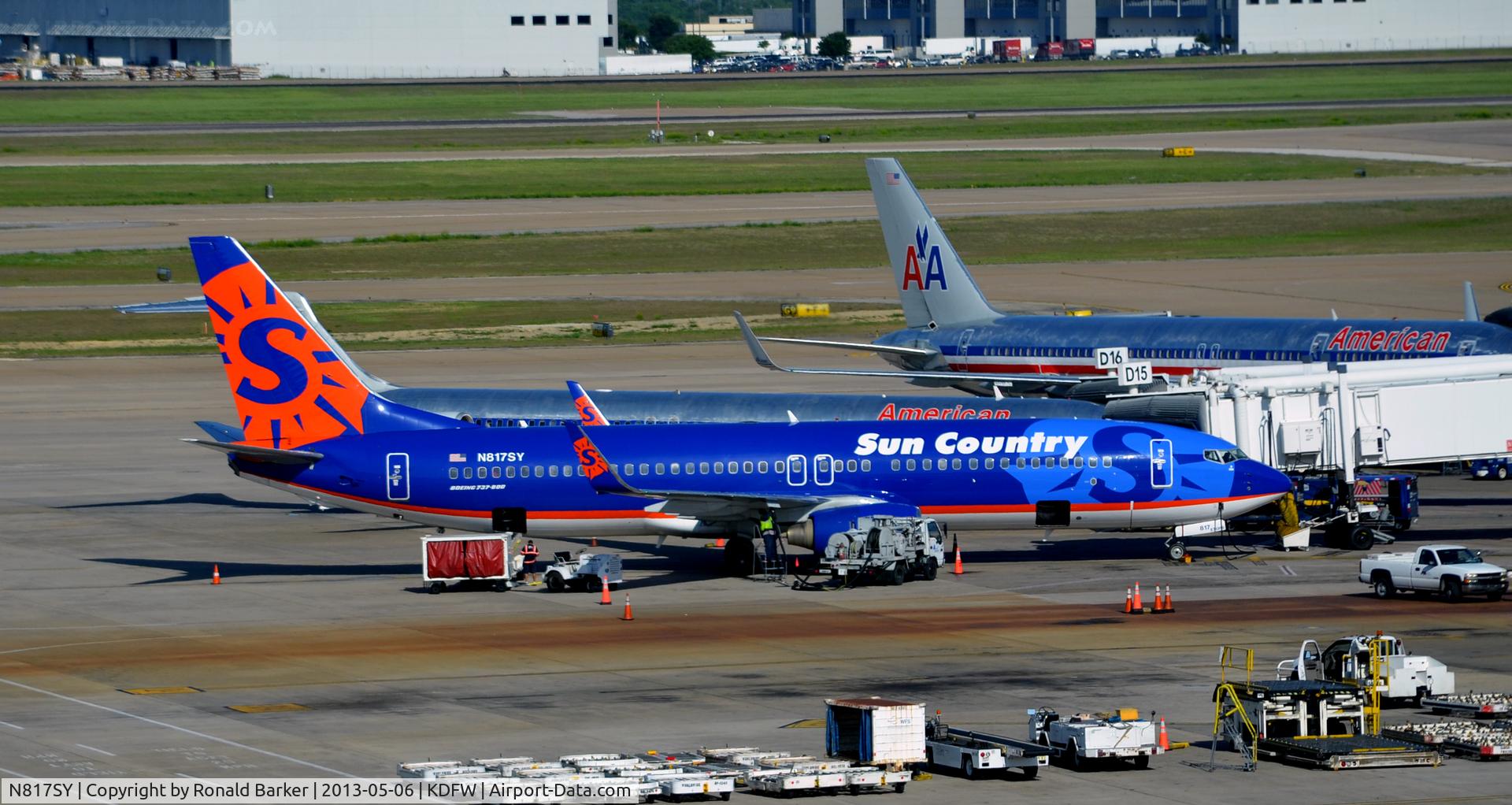 N817SY, 2001 Boeing 737-8K2 C/N 30392, Gate D15  DFW