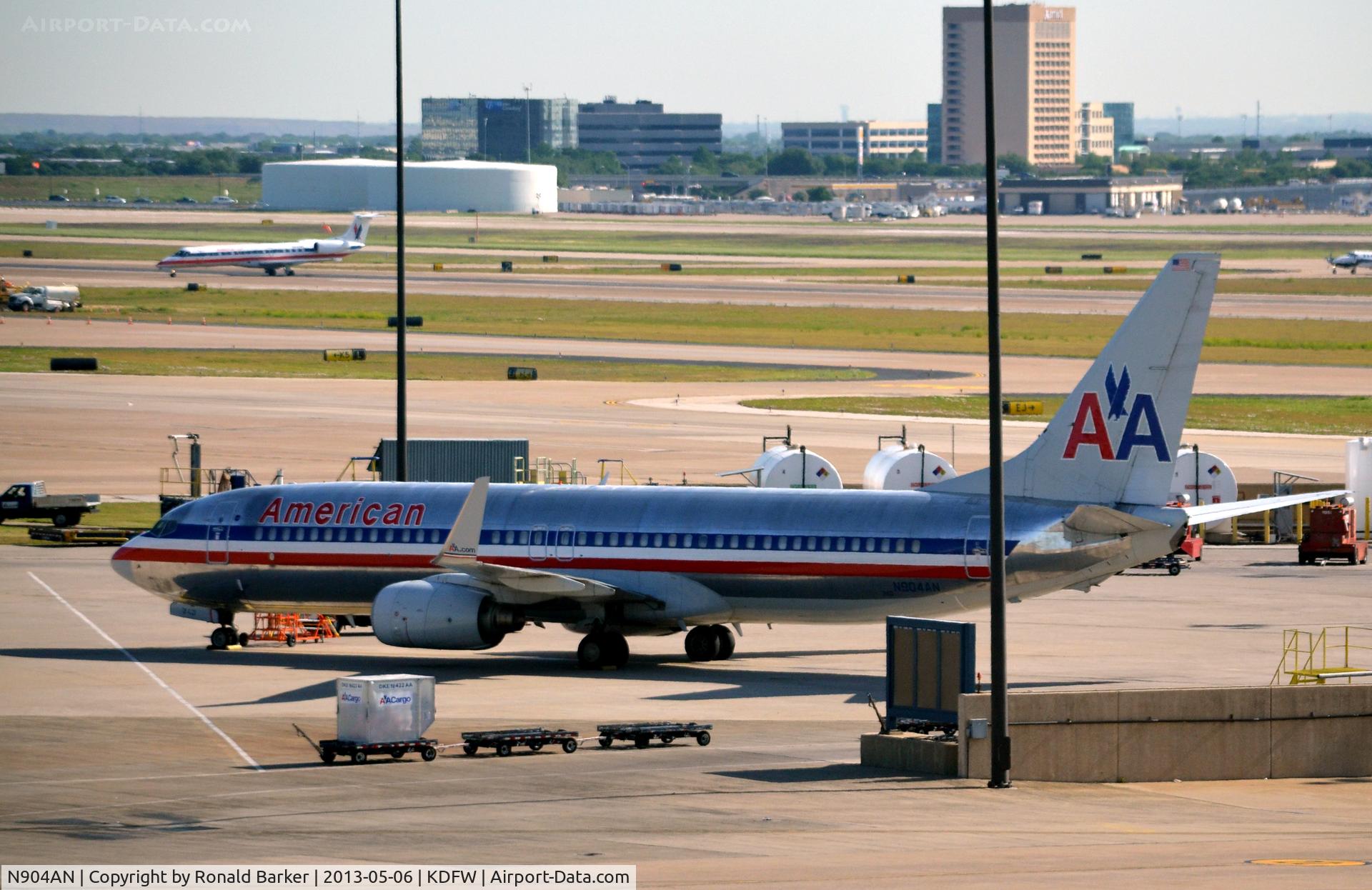 N904AN, 1999 Boeing 737-823 C/N 29506, Parked DFW