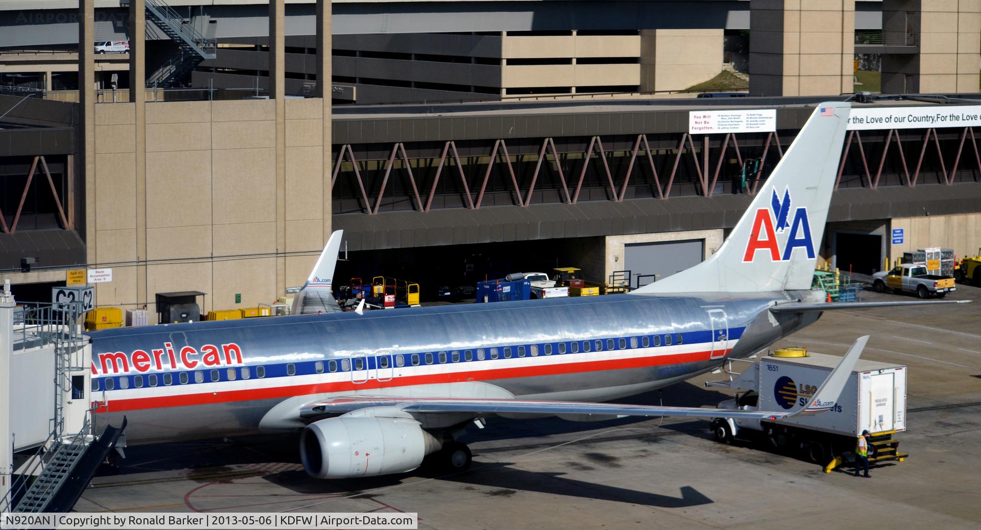 N920AN, 1999 Boeing 737-823 C/N 29521, Gate C2 DFW