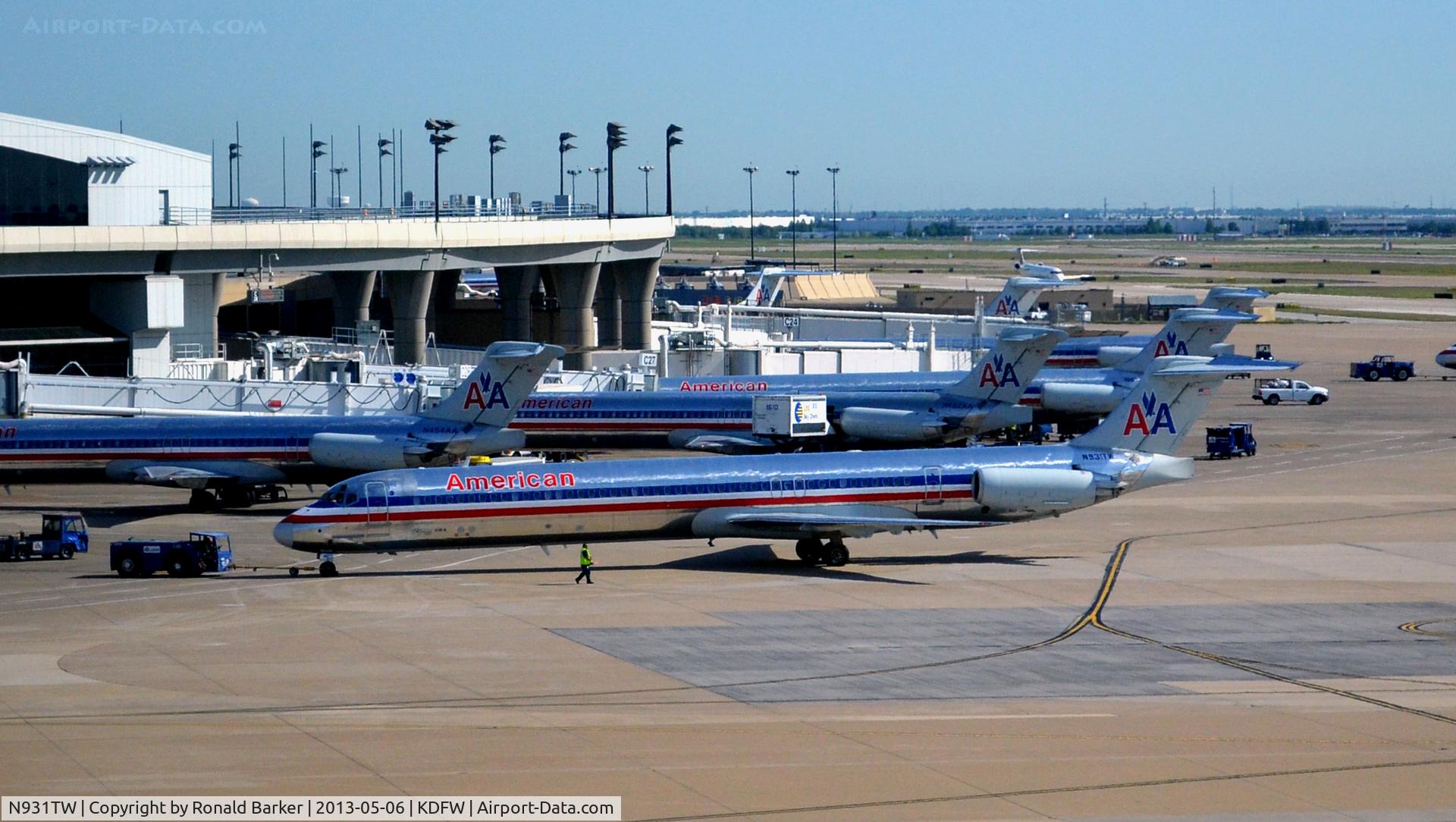 N931TW, 1987 McDonnell Douglas MD-83 (DC-9-83) C/N 49527, Push back DFW