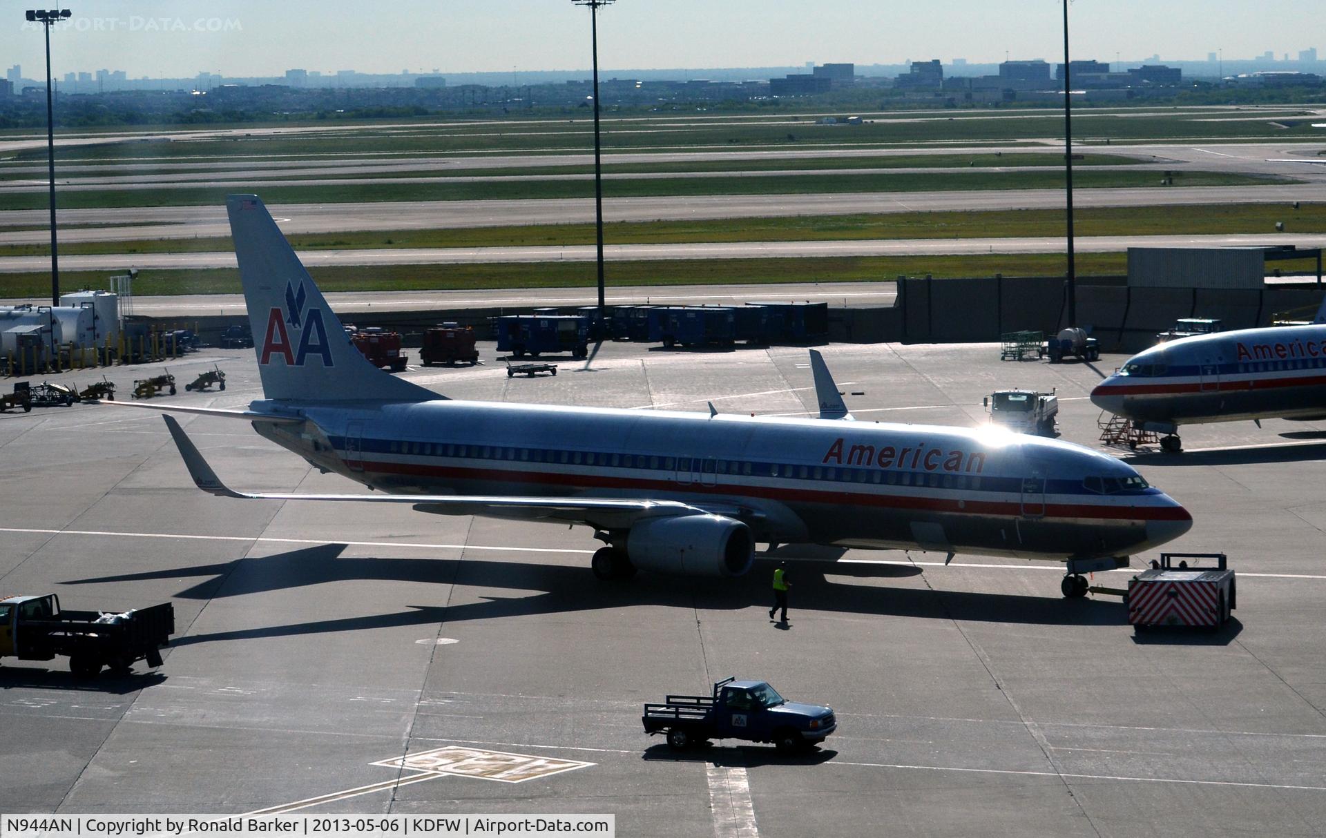 N944AN, 2000 Boeing 737-823 C/N 29535, Taxi DFW