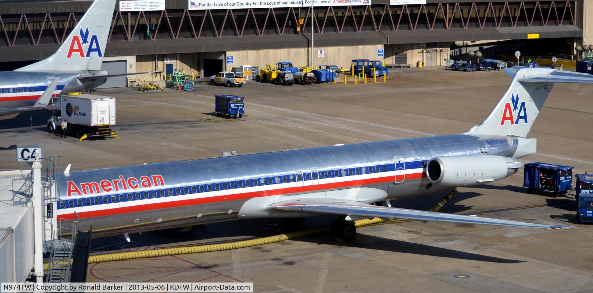 N974TW, 1999 McDonnell Douglas MD-83 (DC-9-83) C/N 53624, Gate C4 DFW